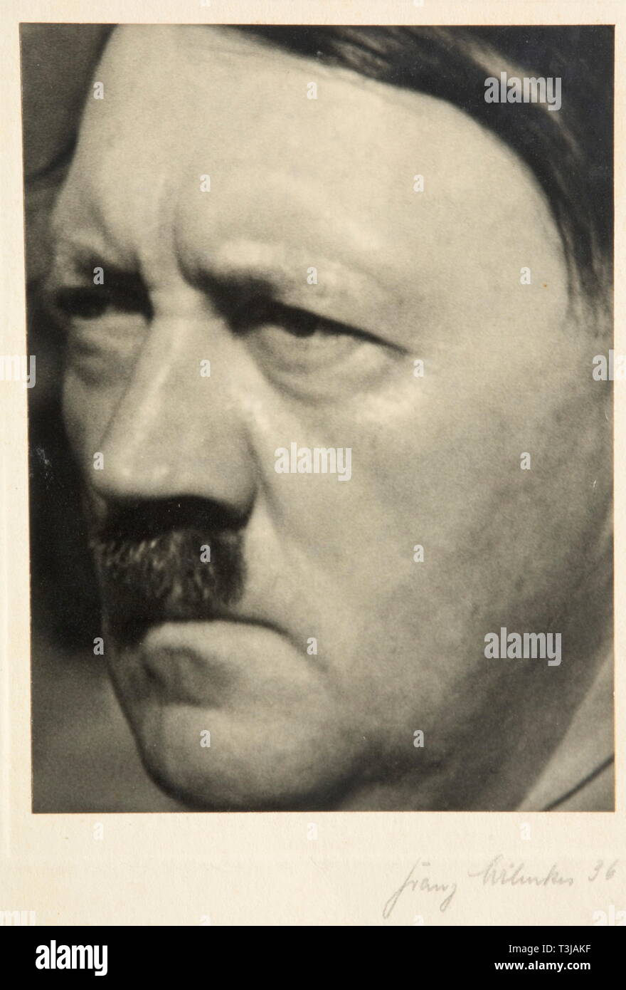 Gauleiter Josef Terboven (1898-1945) - Autogramme und Fotos., Adolf Hitler - Tinte Widmung auf einem Fragment von Pappe, "Nur wer eine eine Notwendigkeit glaubt findet den Weg zu ihrer Lösung - Essen den 4/Dez. 1926 (Nur wer in eine Notwendigkeit glaubt, finden einen Weg zu ihrer Lösung - Essen 4 Dez. 1926 - Adolf Hitler). Abmessungen Ca. 65 x 162 mm. Wilhelm Frick - eine Präsentation Foto mit Widmung auf der passpartout" Gauleiter Terboven zum 30. Januar 1943 - Frick'. Ca. 25 x 33 cm. Private Album zum Gedenken an Rudolf Heß" Reise nach Rom (Menschen, 1930er Jahre, Editorial-Use - Nur Stockfoto