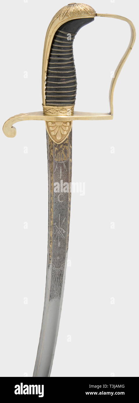 Sabre ist ein Offizier, 1. Hälfte des 19. Jahrhunderts Gekrümmte, single, zweischneidige Klinge mit Nut und yelmen. Trophy Ätzen mit Resten der Blaufärbung und Vergoldung. Schlagring - Bogen Griff mit Laurel Dekoration auf dem Griff. Palmetten auf der languets. Leder Griff mit Messing Drahtwicklung. Länge 96 cm. Stahlscheide, dekoriert mit Blasmusik. Dellen im unteren Viertel. Die Waffe darf nicht verläßlich zugeschrieben werden auf eine bestimmte Art, sondern hat Elemente stark suggestiv der französischen Stil. historischen, historische, 19. Jahrhundert, Objekt, Objekte, Stills, Clipping, Cl, Additional-Rights - Clearance-Info - Not-Available Stockfoto