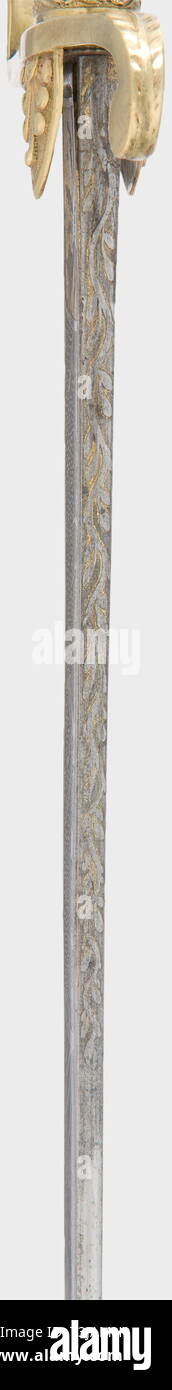 Sabre ist ein Offizier, 1. Hälfte des 19. Jahrhunderts Gekrümmte, single, zweischneidige Klinge mit Nut und yelmen. Trophy Ätzen mit Resten der Blaufärbung und Vergoldung. Schlagring - Bogen Griff mit Laurel Dekoration auf dem Griff. Palmetten auf der languets. Leder Griff mit Messing Drahtwicklung. Länge 96 cm. Stahlscheide, dekoriert mit Blasmusik. Dellen im unteren Viertel. Die Waffe darf nicht verläßlich zugeschrieben werden auf eine bestimmte Art, sondern hat Elemente stark suggestiv der französischen Stil. historischen, historische, 19. Jahrhundert, Objekt, Objekte, Stills, Clipping, Cl, Additional-Rights - Clearance-Info - Not-Available Stockfoto