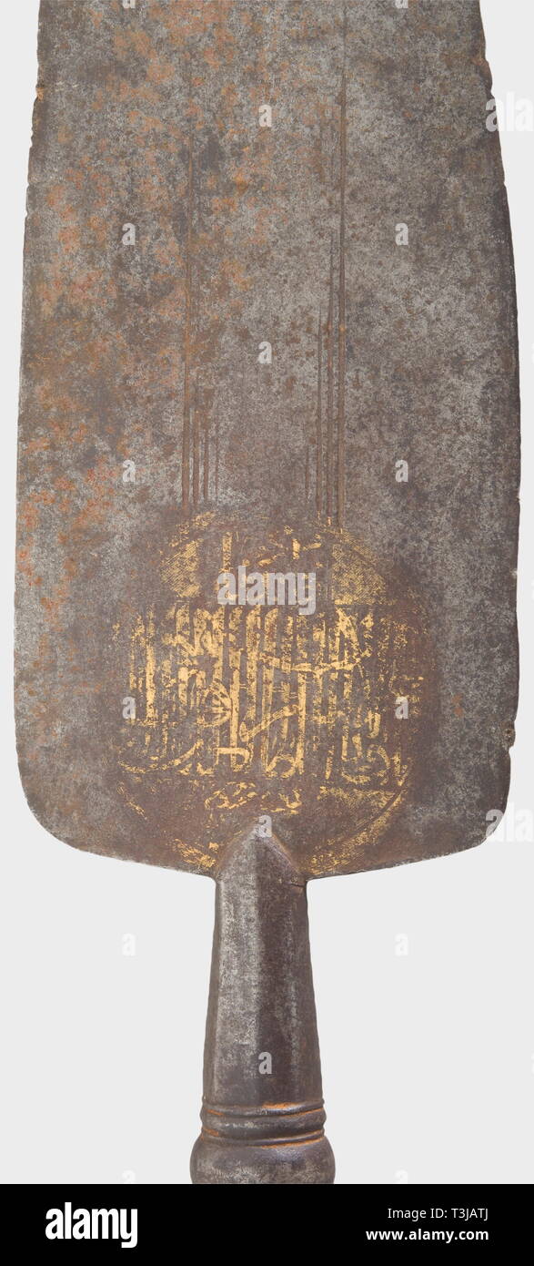 Ein mameluke Standard, Ägypten, ca. 1500 Bügeleisen Klinge mit mehreren engen Nuten geschmiedet, an der Basis der Klinge auf beiden Seiten ein Medaillon (teilweise abgerieben) mit Gold - der eingelegten ülüs" Inschrift. Achteckige Sockel durch ein Formteil unterteilt. Länge 68 cm. Extrem selten Standard, der durch Sultan Selim erfasst wurde ich im Jahre 1517 von den Mamelucken. Vgl. Fulya Bodur, Die Kunst des türkischen Metallbearbeitung, Istanbul 1987, S. 162, 164. Herkunft, Hermann Historica, Auktion 44, 16.Mai 2003, Lot 279. historischen, historische, 16. Jahrhundert, des Osmanischen Reiches, Objekt, obj, Additional-Rights - Clearance-Info - Not-Available Stockfoto