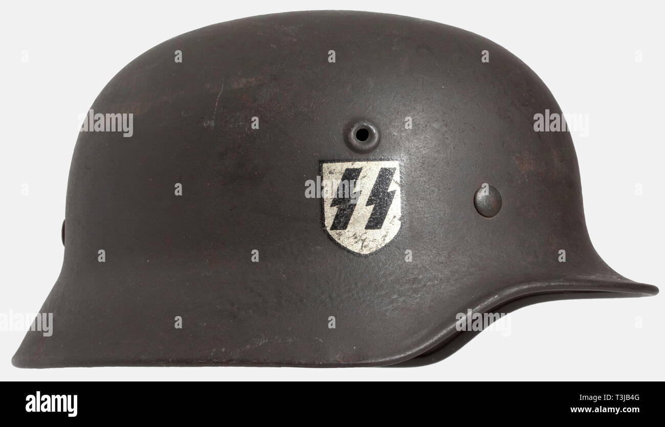 Ein stahlhelm M 36/40 mit einem Emblem, der Waffen-SS Außenhaut mit rauen Feld grau Lackierung, gestempelt "O 66' und '54409', die Rune Schild auf der rechten Seite 90% intakt, Innenausbau wie für einen M31 Helm. Größe 58. historischen, geschichtlichen, 1930S, 1930S, 20. Jahrhundert, Waffen-SS, bewaffneten Division der SS, bewaffneten Service, Streitkräfte, NS, Nationalsozialismus, Nationalsozialismus, Drittes Reich, Deutsche Reich, Deutschland, Militär, Militaria, Utensilien, Ausrüstung, Geräte, Objekt, Objekte, Stills, Clipping, Clippings, Ausschneiden, Ausschneiden, Ausschnitten, Faschismus, faschistoid, Nationa, Editorial-Use - Nur Stockfoto