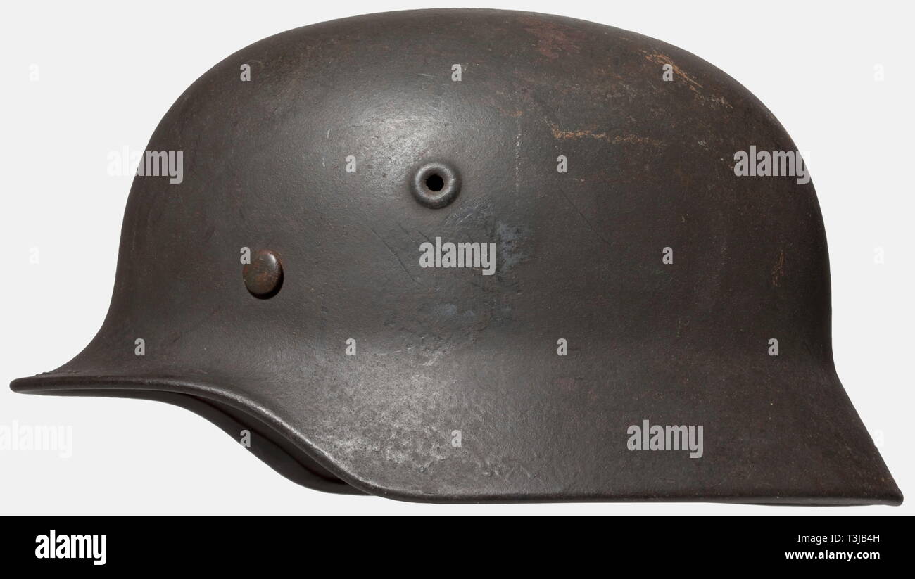 Ein stahlhelm M 36/40 mit einem Emblem, der Waffen-SS Außenhaut mit rauen Feld grau Lackierung, gestempelt "O 66' und '54409', die Rune Schild auf der rechten Seite 90% intakt, Innenausbau wie für einen M31 Helm. Größe 58. historischen, geschichtlichen, 1930S, 1930S, 20. Jahrhundert, Waffen-SS, bewaffneten Division der SS, bewaffneten Service, Streitkräfte, NS, Nationalsozialismus, Nationalsozialismus, Drittes Reich, Deutsche Reich, Deutschland, Militär, Militaria, Utensilien, Ausrüstung, Geräte, Objekt, Objekte, Stills, Clipping, Clippings, Ausschneiden, Ausschneiden, Ausschnitten, Faschismus, faschistoid, Nationa, Editorial-Use - Nur Stockfoto