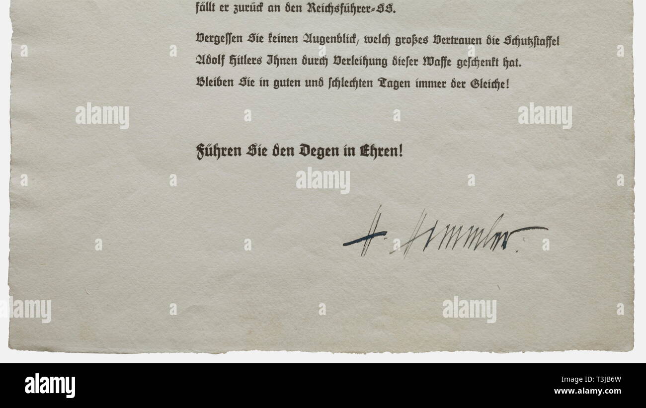Heinrich Himmler, SS-Standartenführer Bernhard Voss, award Dokument für das Schwert des SS-Offizier ausgestellt (tr) 'München, 9. November 1935". Die eigenhändige Unterschrift in Tinte "H. Himmler". Award Inschrift im dicken Drucken mit Regeln des Verhaltens. Rubrik "Der Reichsführer-SS', maschinenschriftliche Einfügung ist S-Standartenführer Voss - Führer der SS-führerschule Bad Tölz". Einmal gefaltet. Bernhard Voss (1892 - 1947) war Kommandeur der SS-Junker Schule in Bad Tölz von Juli 1935 bis Oktober 1938. Mit der Vergabe von das Schwert des SS-Offizier, er war auch in den Rang eines SS-Standartenführer (Ob, Editorial-Use - Nur gefördert Stockfoto
