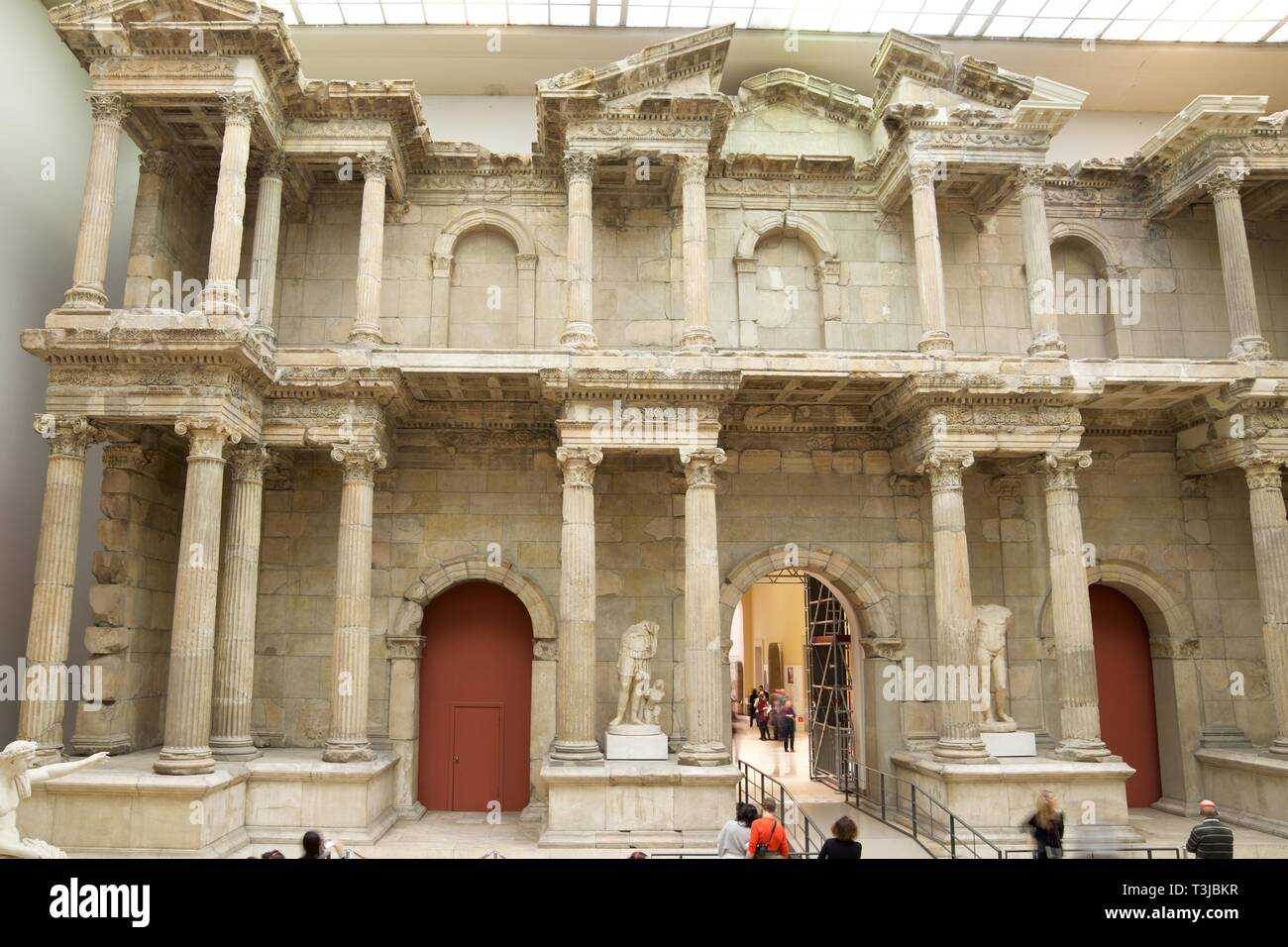 BERLIN, DEUTSCHLAND - 25 März 2016: Touristen, Markttor von Milet im Pergamonmuseum. Stockfoto