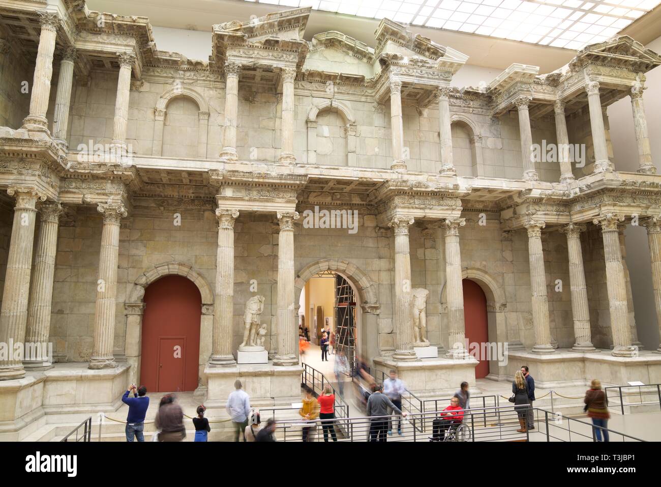 BERLIN, DEUTSCHLAND - 25 März 2016: Touristen, Markttor von Milet im Pergamonmuseum. Stockfoto