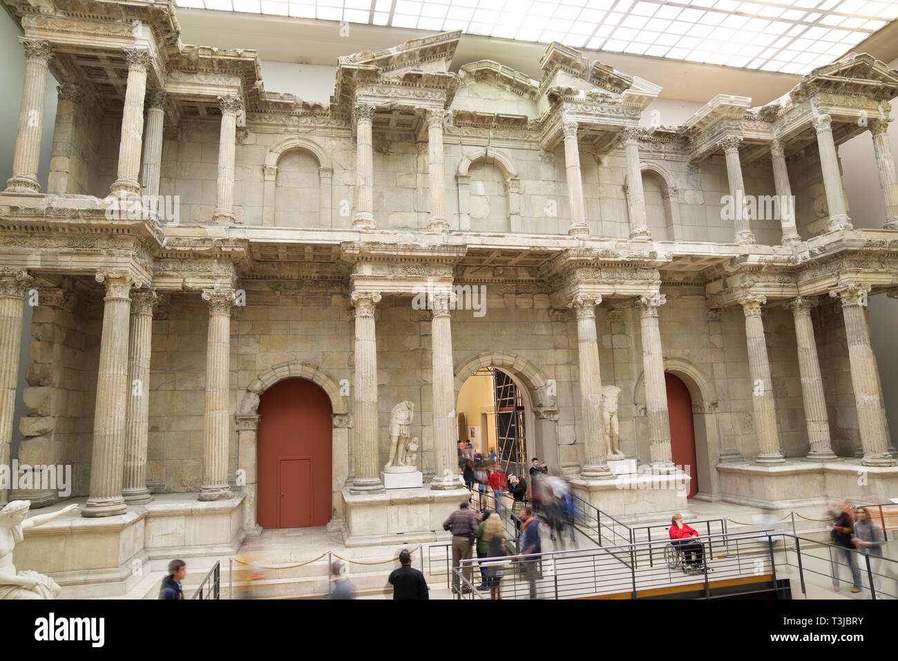 BERLIN, DEUTSCHLAND - 25 März 2016: Touristen, Markttor von Milet im Pergamonmuseum. Stockfoto