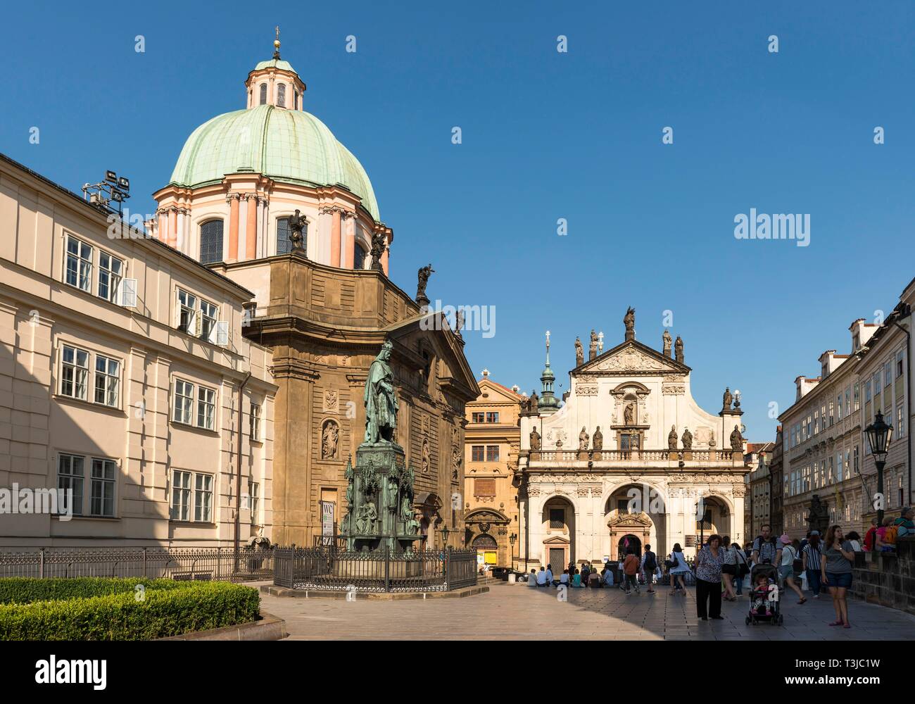 Kirche des Hl. Franziskus Seraph links, der Erlöser Kirche hinten, Altstadt, Prag, Böhmen, Tschechien Stockfoto