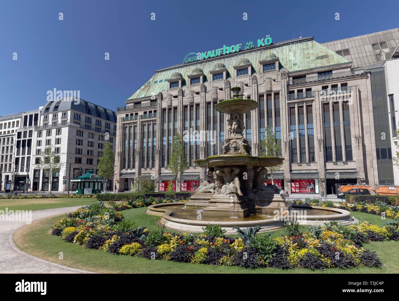 Kaufhof an der Ko, Königsallee, schalenbrunnen am Corneliusplatz, Düsseldorf, Rheinland, Nordrhein-Westfalen, Deutschland Stockfoto