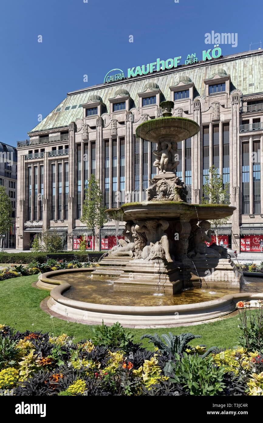 Kaufhof an der Ko, Königsallee, schalenbrunnen am Corneliusplatz, Düsseldorf, Rheinland, Nordrhein-Westfalen, Deutschland Stockfoto