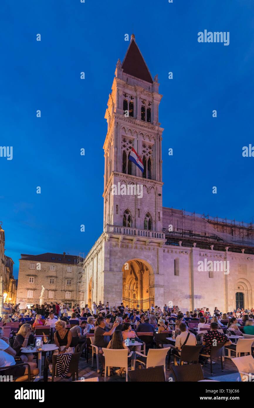 Restaurants in der Altstadt in der Nähe der Kathedrale St. Laurentius, Trogir, UNESCO-Weltkulturerbe, Dalmatien, Kroatien Stockfoto