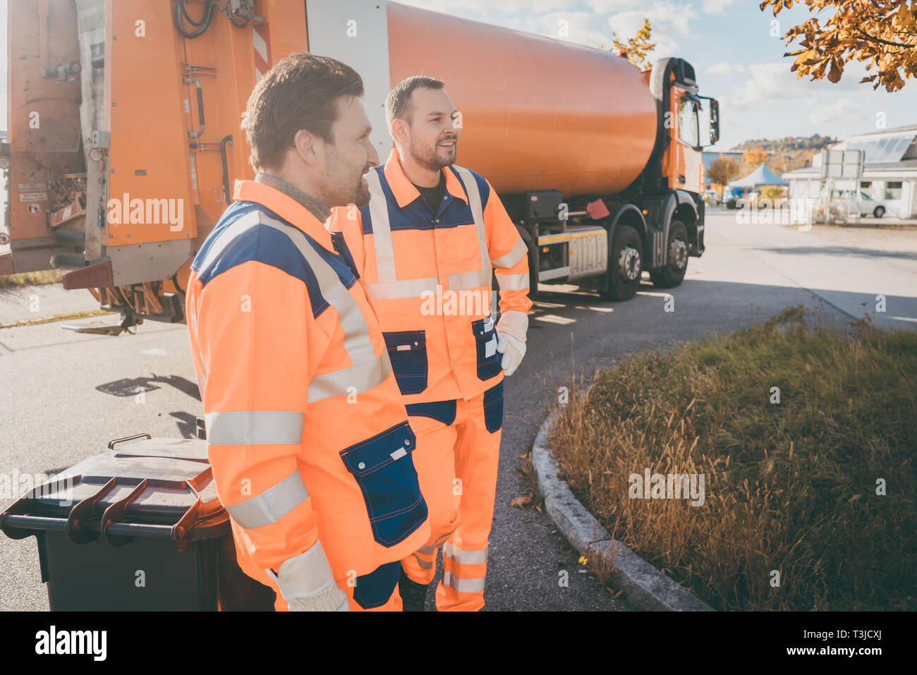 Zwei Müllabfuhr service Arbeitnehmer mit kurze Pause Stockfoto