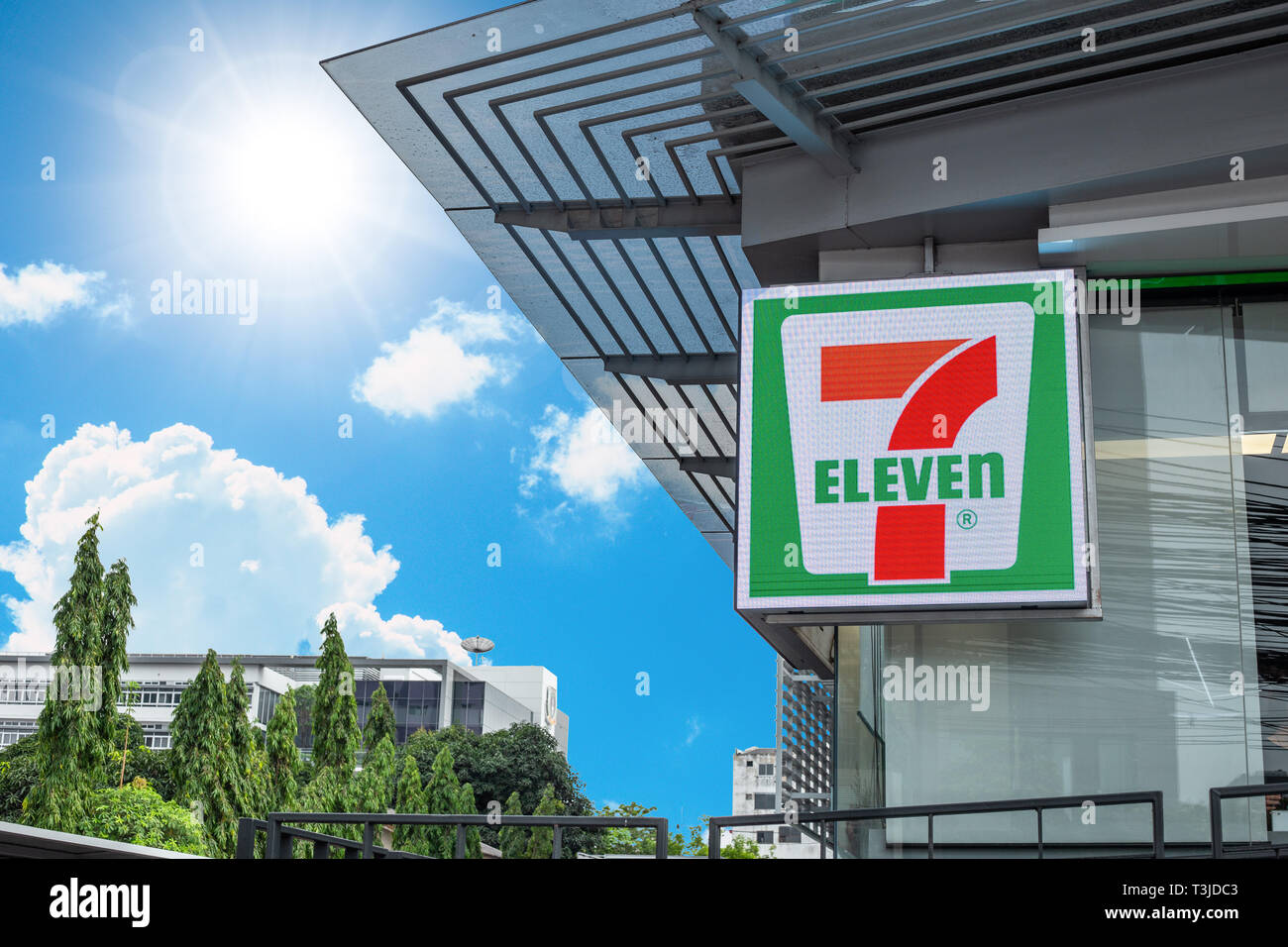 7-11 oder Severn elf 24 Stunden Convenience Store Franchise Logo am vorderen Eingang, 6. April 2019, Bangkok, Thailand. Stockfoto
