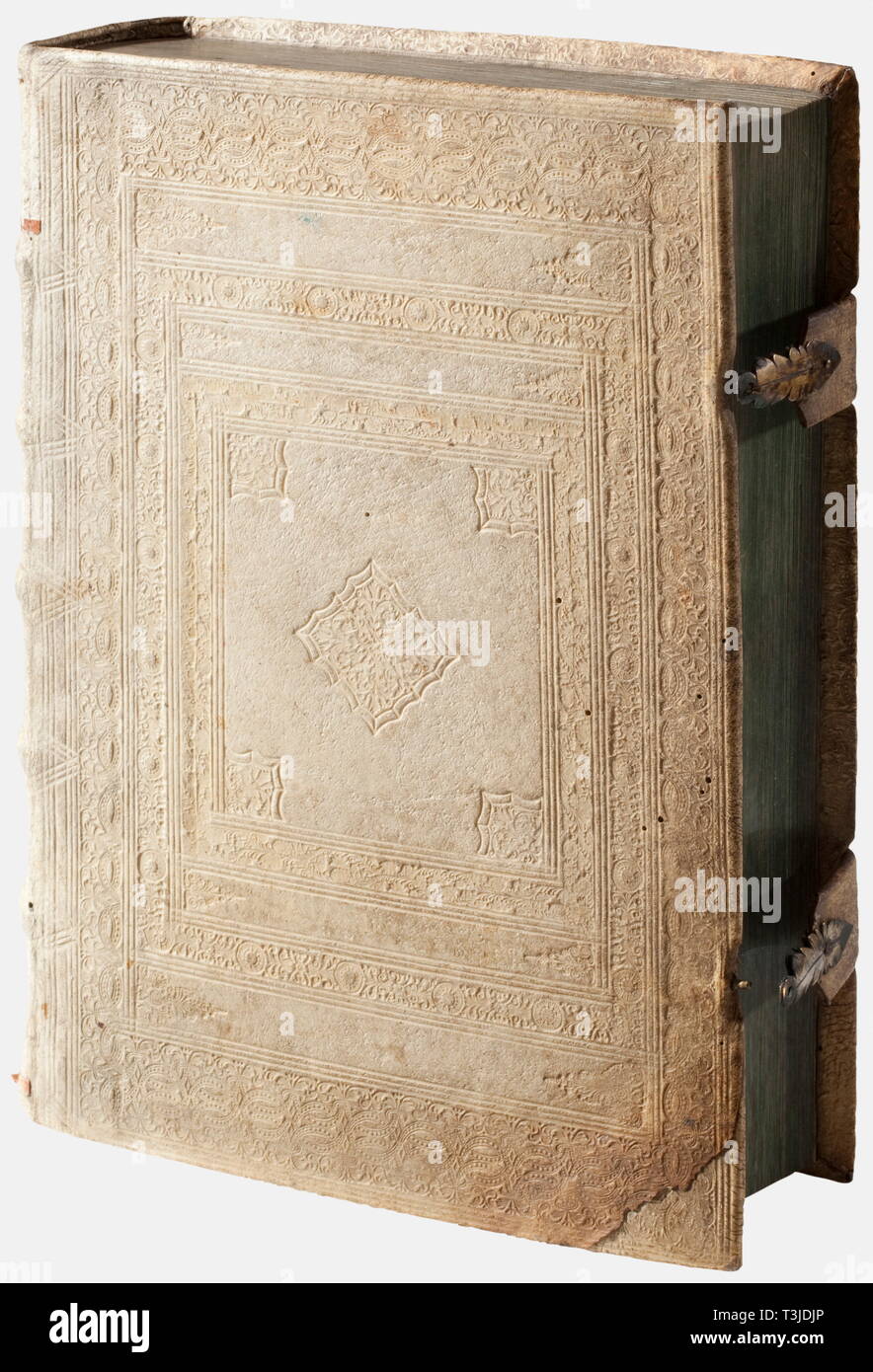 Ein Kabinett Schatulle in Form eines Buches mit Dichtungen Sammlung, Historismus Zeitraum im Stil des 17. Jahrhunderts Original Buchbinden, ca. 1650 mit fein geprägtes Buch deckt mit Pergament Futter. Intakt buch Haken, um die Seiten zu einem massiven Holzblock geklebt mit einem rechteckigen Ausschnitt Aussparung. Auf der Innenseite mit fein ausgearbeitete Innenraum, zwölf Schubladen in verschiedenen Größen und ein abnehmbarer Schatulle mit Schiebedeckel. Die Schubladen gesäumt auf allen Seiten mit dekorativen Papier, auf der Vorderseite fein Framing. Die Innenseite der Buchdeckel zeigt neun alte Stiche wi, Additional-Rights - Clearance-Info - Not-Available Stockfoto