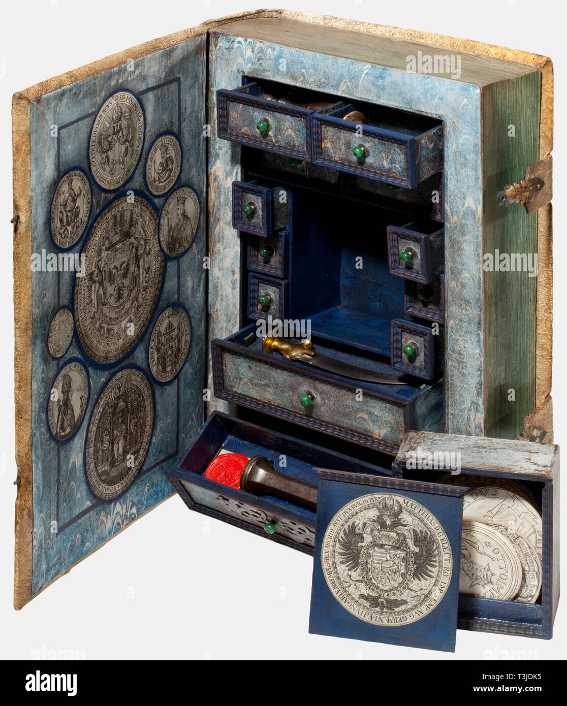Ein Kabinett Schatulle in Form eines Buches mit Dichtungen Sammlung, Historismus Zeitraum im Stil des 17. Jahrhunderts Original Buchbinden, ca. 1650 mit fein geprägtes Buch deckt mit Pergament Futter. Intakt buch Haken, um die Seiten zu einem massiven Holzblock geklebt mit einem rechteckigen Ausschnitt Aussparung. Auf der Innenseite mit fein ausgearbeitete Innenraum, zwölf Schubladen in verschiedenen Größen und ein abnehmbarer Schatulle mit Schiebedeckel. Die Schubladen gesäumt auf allen Seiten mit dekorativen Papier, auf der Vorderseite fein Framing. Die Innenseite der Buchdeckel zeigt neun alte Stiche wi, Additional-Rights - Clearance-Info - Not-Available Stockfoto