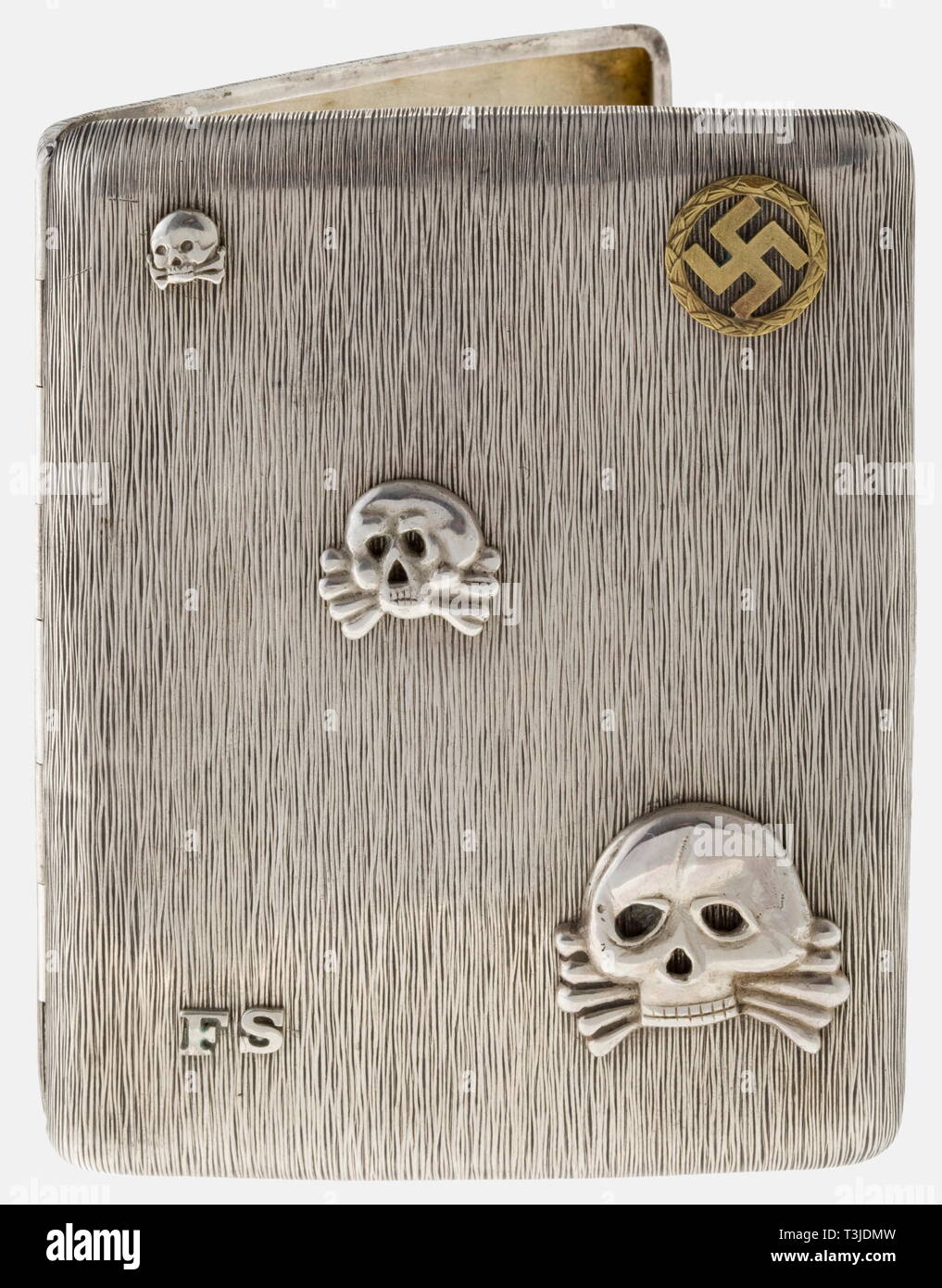General der Panzertruppen Ferdinand Schaal (1889-1962), ein silberner Cigarette Case Silber mit einem vergoldeten Interieur. Das Äußere ist in der Russischen Samorodok Stil dekoriert, mit drei Köpfe, unterschiedliche Größe silber Tod, ein gold Hakenkreuz in einem Lorbeerkranz, und der FS Initialen'' auf dem Deckel angezeigt. Das Markenzeichen "800" und "LW" auf der Verriegelung drücken. Abmessungen Ca. 11,7 x 10 x 2 cm. Gewicht 176 g. Vermutlich zu ihm während der Russischen Kampagne historischen, geschichtlichen, 1930S, 1930S, 20. Jahrhundert, gepanzerten Korps, gepanzerten Korps, Tank, Tank Kräfte, Zweig, Zweige von s, Editorial-Use - Nur Stockfoto