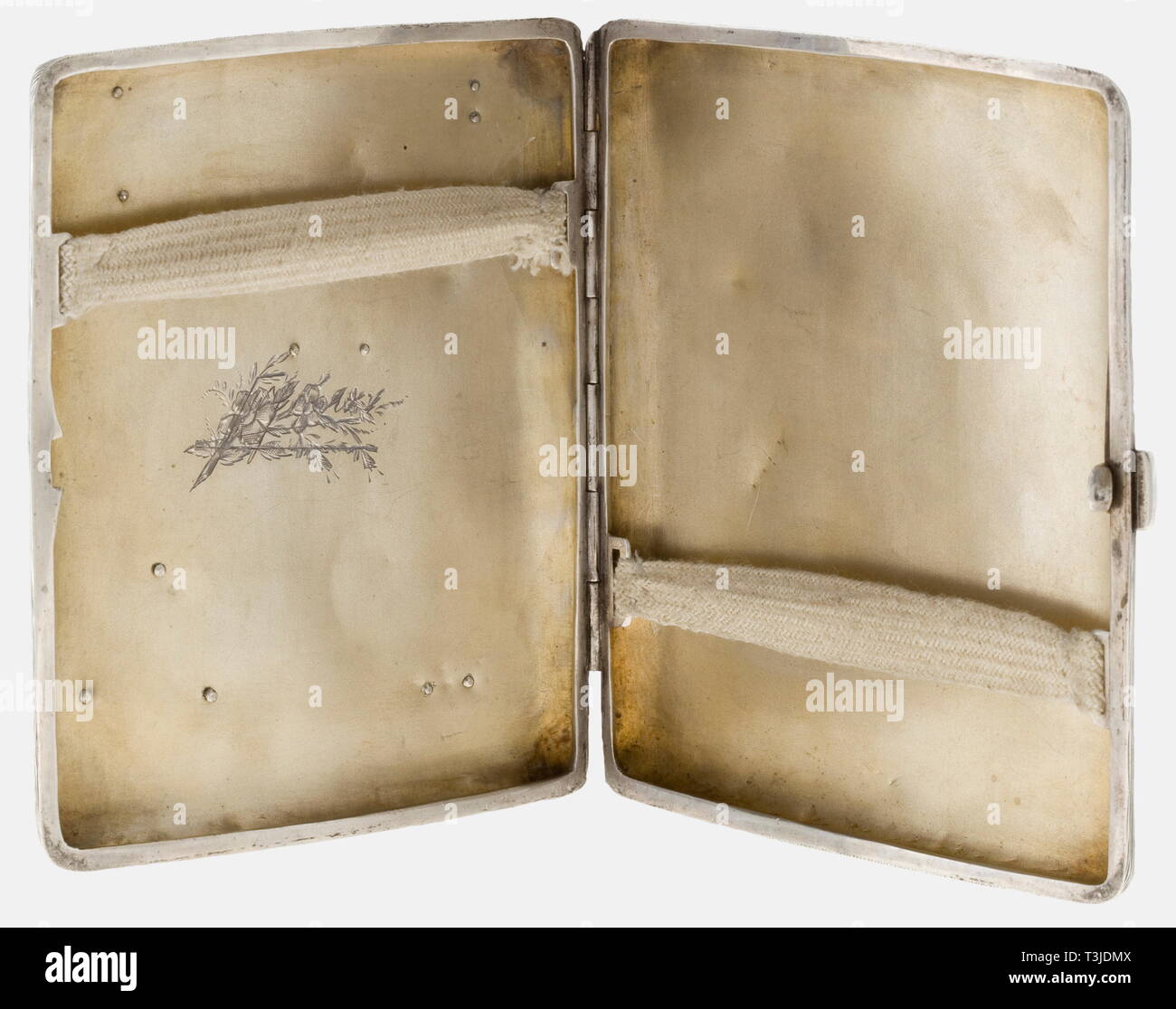 General der Panzertruppen Ferdinand Schaal (1889-1962), ein silberner Cigarette Case Silber mit einem vergoldeten Interieur. Das Äußere ist in der Russischen Samorodok Stil dekoriert, mit drei Köpfe, unterschiedliche Größe silber Tod, ein gold Hakenkreuz in einem Lorbeerkranz, und der FS Initialen'' auf dem Deckel angezeigt. Das Markenzeichen "800" und "LW" auf der Verriegelung drücken. Abmessungen Ca. 11,7 x 10 x 2 cm. Gewicht 176 g. Vermutlich zu ihm während der Russischen Kampagne historischen, geschichtlichen, 1930S, 1930S, 20. Jahrhundert, gepanzerten Korps, gepanzerten Korps, Tank, Tank Kräfte, Zweig, Zweige von s, Editorial-Use - Nur Stockfoto