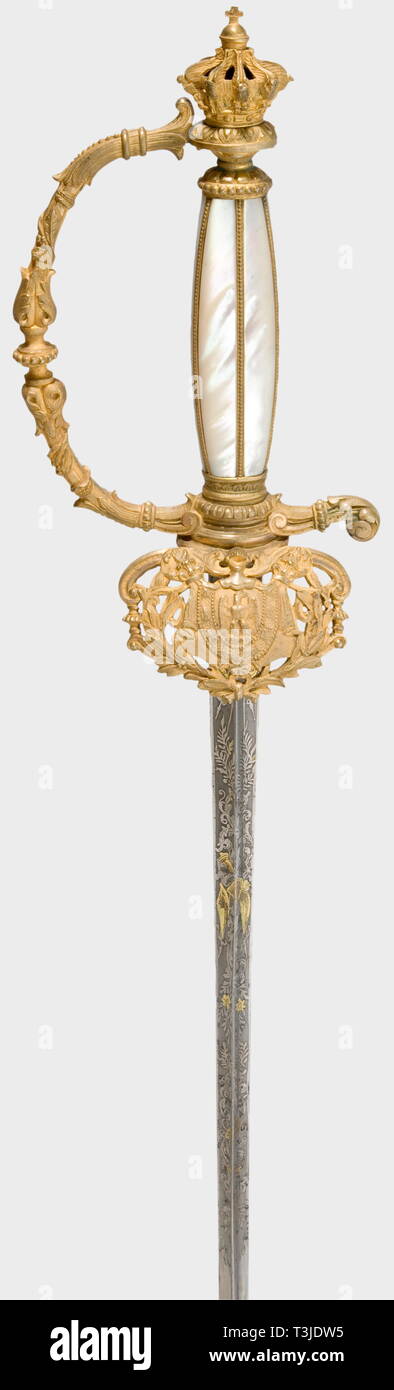 Ein kleines Schwert für die Uniform eines Grand Chamberlain, während der Herrschaft von Napoleon III. eine dreieckige thrusting Klinge mit teilweise vergoldeten Radierungen in Form von Ranken und Trophäen. Die wunderbar gestaltete, Messing knucklebow Griff hat aufwendige Relief mit den meisten der Wachsmodelle erhalten, und Perlmutt griff Skalen. Die durchbrochene Wachdienst, den kaiserlichen Adler in Bund der Légion d'Honneur auf Hermelin, von Laurel Laub flankiert. Den Achsschenkel-Guard und quillons sind mit Lorbeer und akanthus eingerichtet. Der Knauf in Form eines Openwork im, Additional-Rights - Clearance-Info - Not-Available Stockfoto