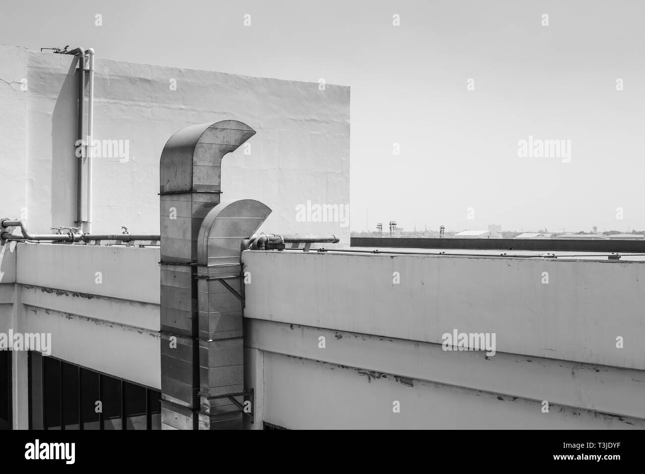 Dach Gebäude Belüftungsrohr vintage Schwarz und Weiß monoton. Stockfoto