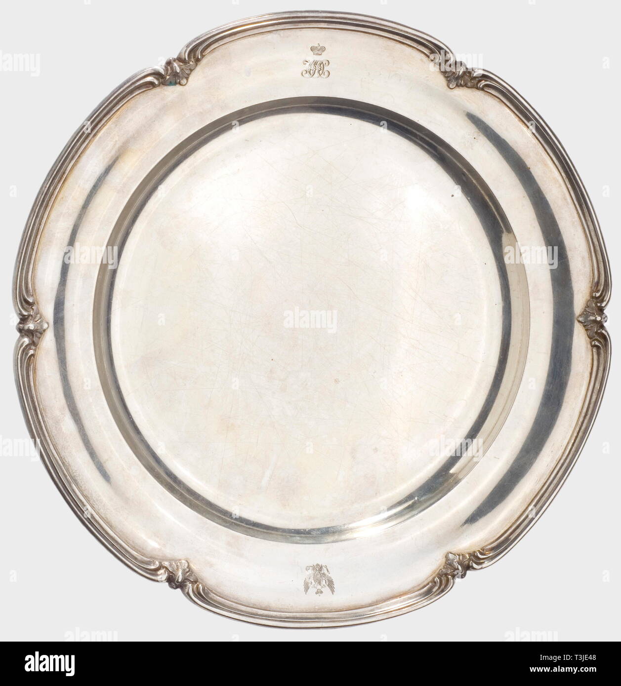 Eine kleine Servierplatte aus der Tabelle Silber, 1840, Hofjuwelier des Zaren, Nichols & Plinke, St. Petersburg Silber mit einem Muschelförmigen grünen Rand, die graviert Monogramm' auf 'unter der Russischen Krone an der Grenze mit dem gekrönten Russischen Doppeladler gegenüber. Die Unterseite zeigt die Gravur "N&P' für Nichols & Plinke, die Marke der Meister "H.A.L." (Henrik August Lang), St. Petersburg Markenzeichen für '84' zolotniki und Prüfkennzeichen für Dmitrij Ilich Tverskoi '1840'. Durchmesser 24,5 cm. Gewicht 521g. Inventar taub, Additional-Rights - Clearance-Info - Not-Available Stockfoto