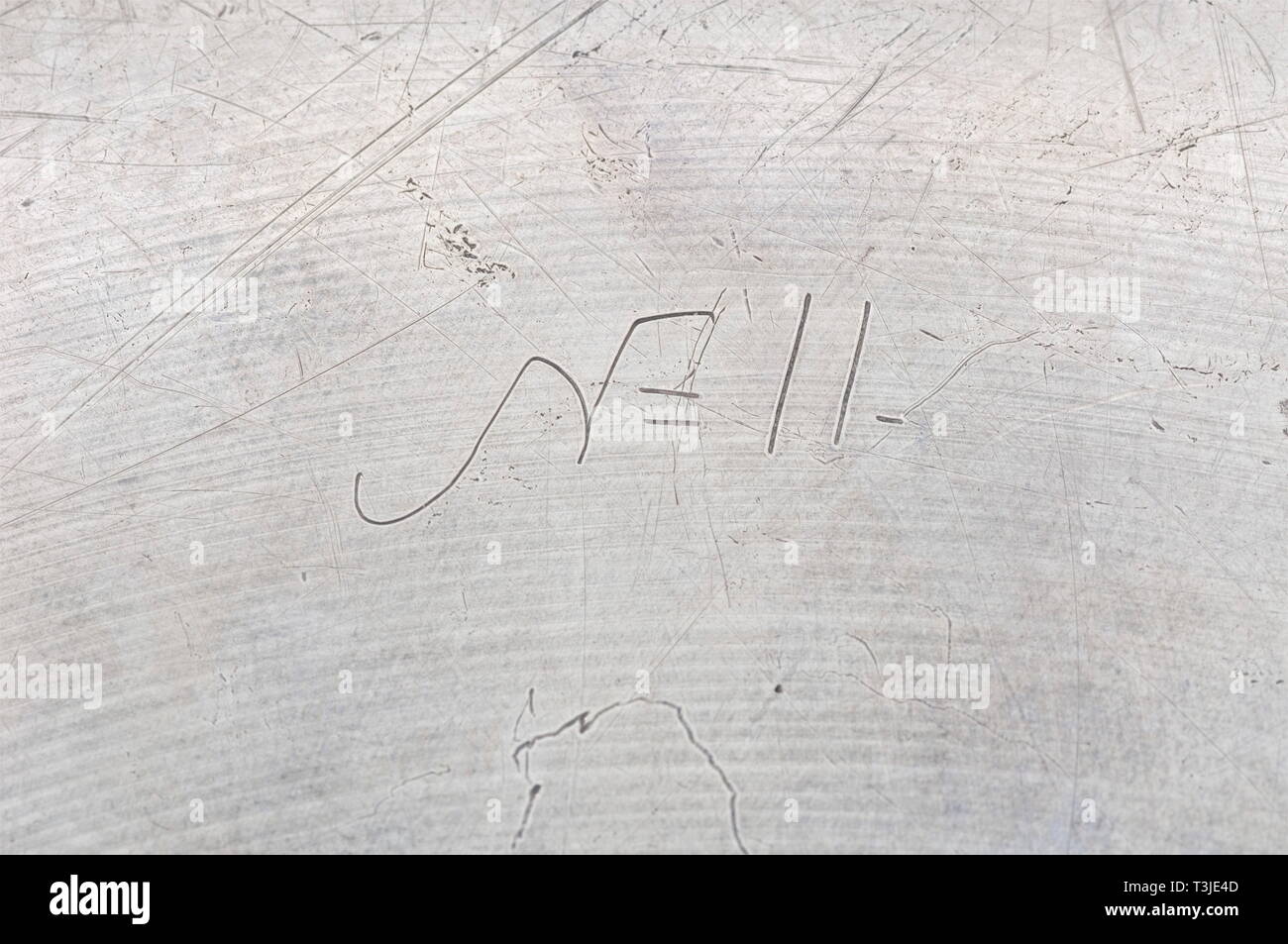 Eine kleine Servierplatte aus der Tabelle Silber, 1840, Hofjuwelier des Zaren, Nichols & Plinke, St. Petersburg Silber mit einem Muschelförmigen grünen Rand, die graviert Monogramm' auf 'unter der Russischen Krone an der Grenze mit dem gekrönten Russischen Doppeladler gegenüber. Die Unterseite zeigt die Gravur "N&P' für Nichols & Plinke, die Marke der Meister "H.A.L." (Henrik August Lang), St. Petersburg Markenzeichen für '84' zolotniki und Prüfkennzeichen für Dmitrij Ilich Tverskoi '1840'. Durchmesser 24,5 cm. Gewicht 521g. Inventar taub, Additional-Rights - Clearance-Info - Not-Available Stockfoto