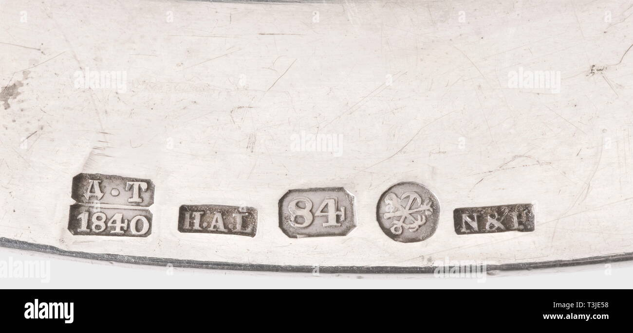 Eine mittlere Servierplatte aus der Tabelle Silber, 1840, Hofjuwelier des Zaren, Nichols & Plinke, St. Petersburg Silber mit einem Muschelförmigen grünen Rand, die graviert Monogramm' auf 'unter der Russischen Krone an der Grenze mit dem gekrönten Russischen Doppeladler gegenüber. Die Unterseite zeigt die Gravur "N&P' für Nichols & Plinke, die Marke der Meister "H.A.L." (Henrik August Lang), St. Petersburg Markenzeichen für '84'zolotniki und Prüfkennzeichen für Dmitrij Ilich Tverskoi '1840'. Durchmesser 29 cm. Gewicht 895 g. Inventory n, Additional-Rights - Clearance-Info - Not-Available Stockfoto
