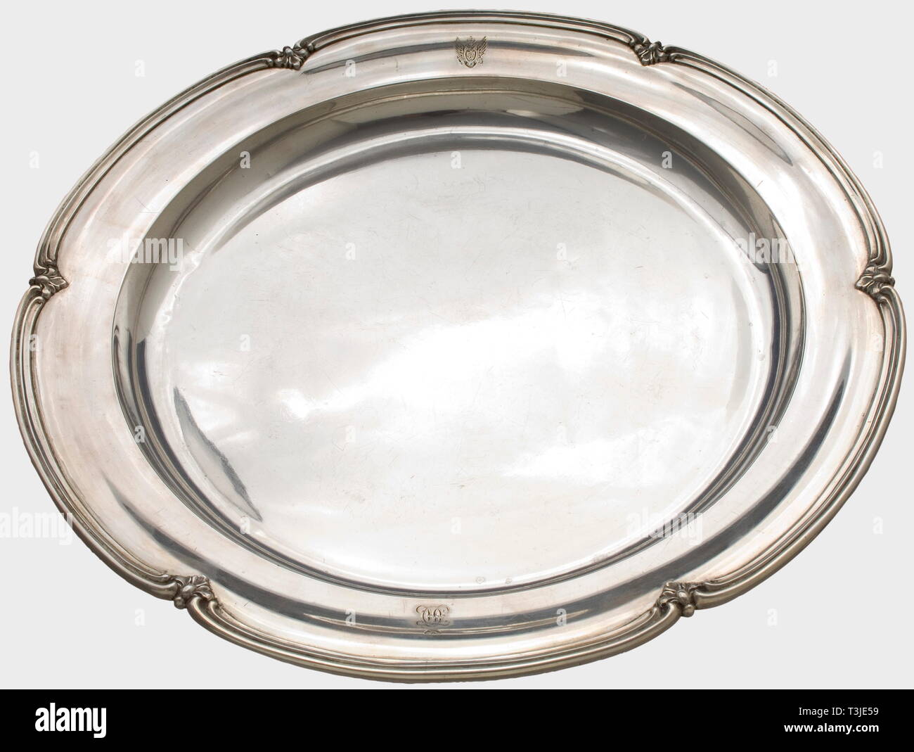 Eine große Servierplatte aus der Tabelle Silber, 1840, Hofjuwelier des Zaren, Nichols & Plinke, St. Petersburg Silber mit einem Muschelförmigen grünen Rand, die graviert Monogramm' auf 'unter der Russischen Krone an der Grenze mit dem gekrönten Russischen Doppeladler gegenüber. Die Unterseite zeigt die Gravur "N&P' für Nichols & Plinke, die Marke der Meister "H.A.L." (Henrik August Lang), St. Petersburg Markenzeichen für '84'zolotniki und Prüfkennzeichen für Dmitrij Ilich Tverskoi '1840'. Durchmesser 35,5 cm. Gewicht 1288 g. Inventar taub, Additional-Rights - Clearance-Info - Not-Available Stockfoto
