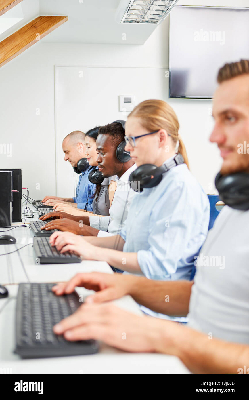 Studie Kollegen oder Weiterbildung Arbeitnehmer in einem Computer Kurs im Büro Stockfoto