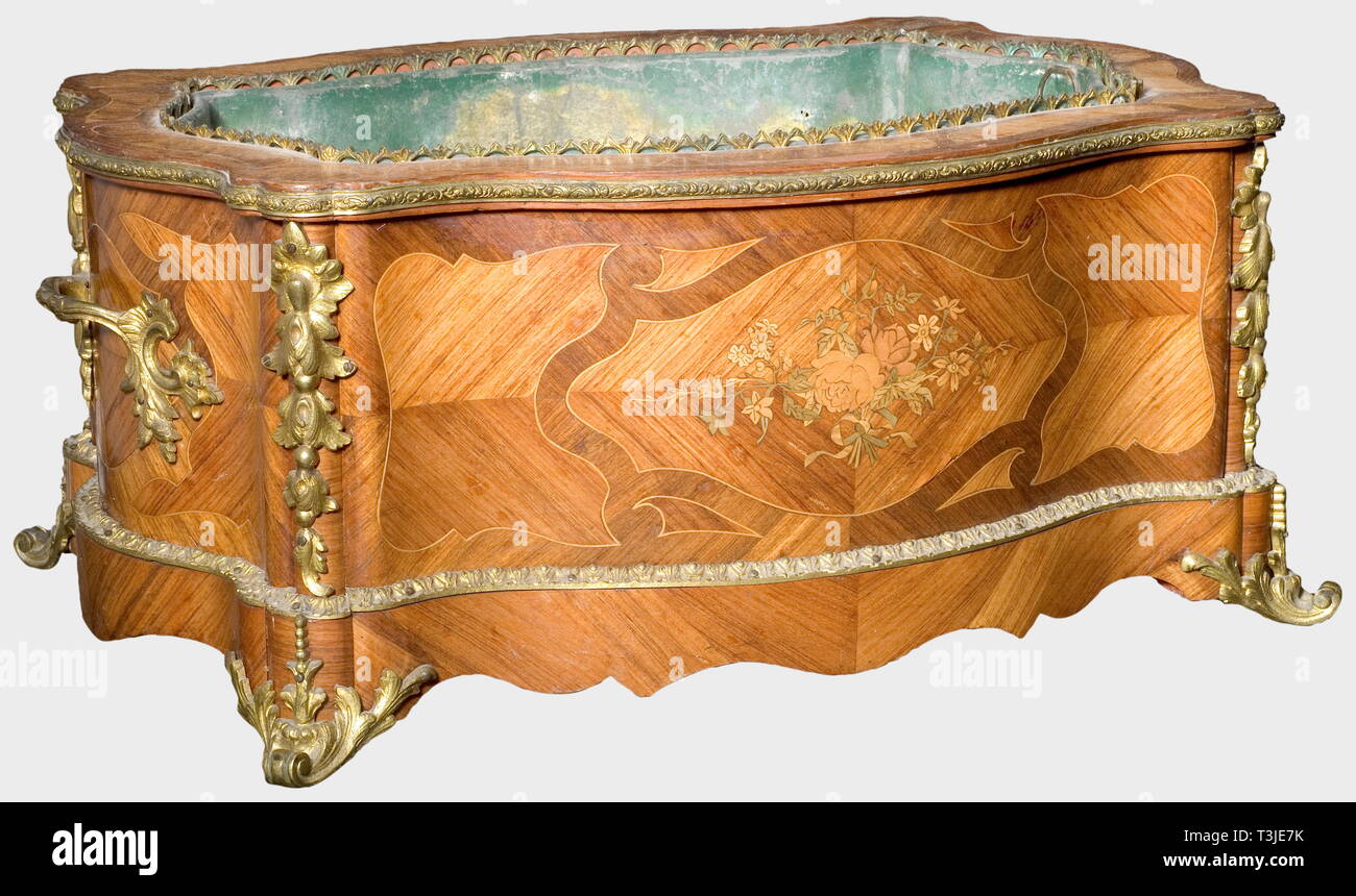 Ein blumenkübel aus Rosenholz, 1846. Gambs Workshop in St. Petersburg. Zweifarbige Rosenholz Furnier mit bunten floralen Intarsien in Kartuschen auf den Seiten. Vergoldetes Messing, mit dem Kyrillischen Monogramme 'NR'. Die vier Füße tragen unleserlich Stanzteile. Ein Inventar Aufkleber auf der Unterseite, 'H.V.v.W. - G.v.R. Privat-Eigenthum (persönliches Eigentum) Nr. 1742' für Vera Konstantinova, Herzogin von Württemberg, und Großfürstin von Russland, und ein zusätzliches Etikett, vermutlich der 'EIN' für die Großfürstin Olga Nikolajewna. Original, Farbe, Additional-Rights - Clearance-Info - Not-Available Stockfoto