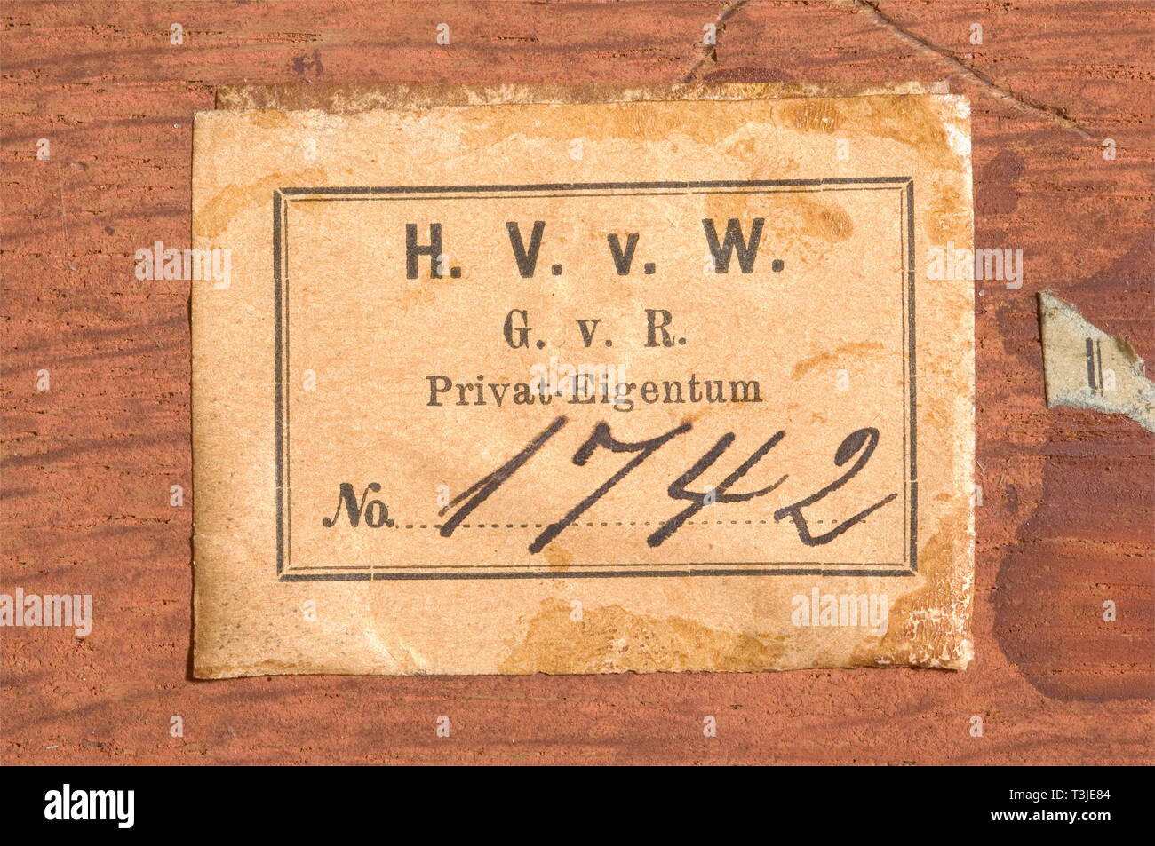 Ein blumenkübel aus Rosenholz, 1846. Gambs Workshop in St. Petersburg. Zweifarbige Rosenholz Furnier mit bunten floralen Intarsien in Kartuschen auf den Seiten. Vergoldetes Messing, mit dem Kyrillischen Monogramme 'NR'. Die vier Füße tragen unleserlich Stanzteile. Ein Inventar Aufkleber auf der Unterseite, 'H.V.v.W. - G.v.R. Privat-Eigenthum (persönliches Eigentum) Nr. 1742' für Vera Konstantinova, Herzogin von Württemberg, und Großfürstin von Russland, und ein zusätzliches Etikett, vermutlich der 'EIN' für die Großfürstin Olga Nikolajewna. Original, Farbe, Additional-Rights - Clearance-Info - Not-Available Stockfoto