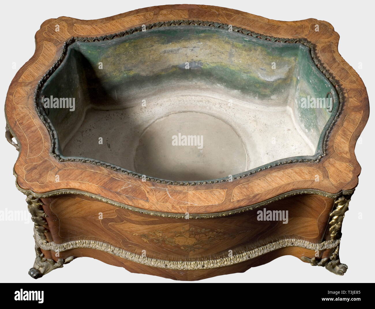 Ein blumenkübel aus Rosenholz, 1846. Gambs Workshop in St. Petersburg. Zweifarbige Rosenholz Furnier mit bunten floralen Intarsien in Kartuschen auf den Seiten. Vergoldetes Messing, mit dem Kyrillischen Monogramme 'NR'. Die vier Füße tragen unleserlich Stanzteile. Ein Inventar Aufkleber auf der Unterseite, 'H.V.v.W. - G.v.R. Privat-Eigenthum (persönliches Eigentum) Nr. 1742' für Vera Konstantinova, Herzogin von Württemberg, und Großfürstin von Russland, und ein zusätzliches Etikett, vermutlich der 'EIN' für die Großfürstin Olga Nikolajewna. Original, Farbe, Additional-Rights - Clearance-Info - Not-Available Stockfoto