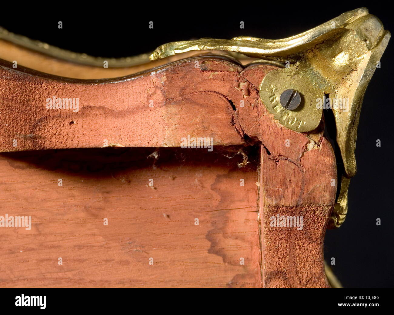 Ein blumenkübel aus Rosenholz, 1846. Gambs Workshop in St. Petersburg. Zweifarbige Rosenholz Furnier mit bunten floralen Intarsien in Kartuschen auf den Seiten. Vergoldetes Messing, mit dem Kyrillischen Monogramme 'NR'. Die vier Füße tragen unleserlich Stanzteile. Ein Inventar Aufkleber auf der Unterseite, 'H.V.v.W. - G.v.R. Privat-Eigenthum (persönliches Eigentum) Nr. 1742' für Vera Konstantinova, Herzogin von Württemberg, und Großfürstin von Russland, und ein zusätzliches Etikett, vermutlich der 'EIN' für die Großfürstin Olga Nikolajewna. Original, Farbe, Additional-Rights - Clearance-Info - Not-Available Stockfoto