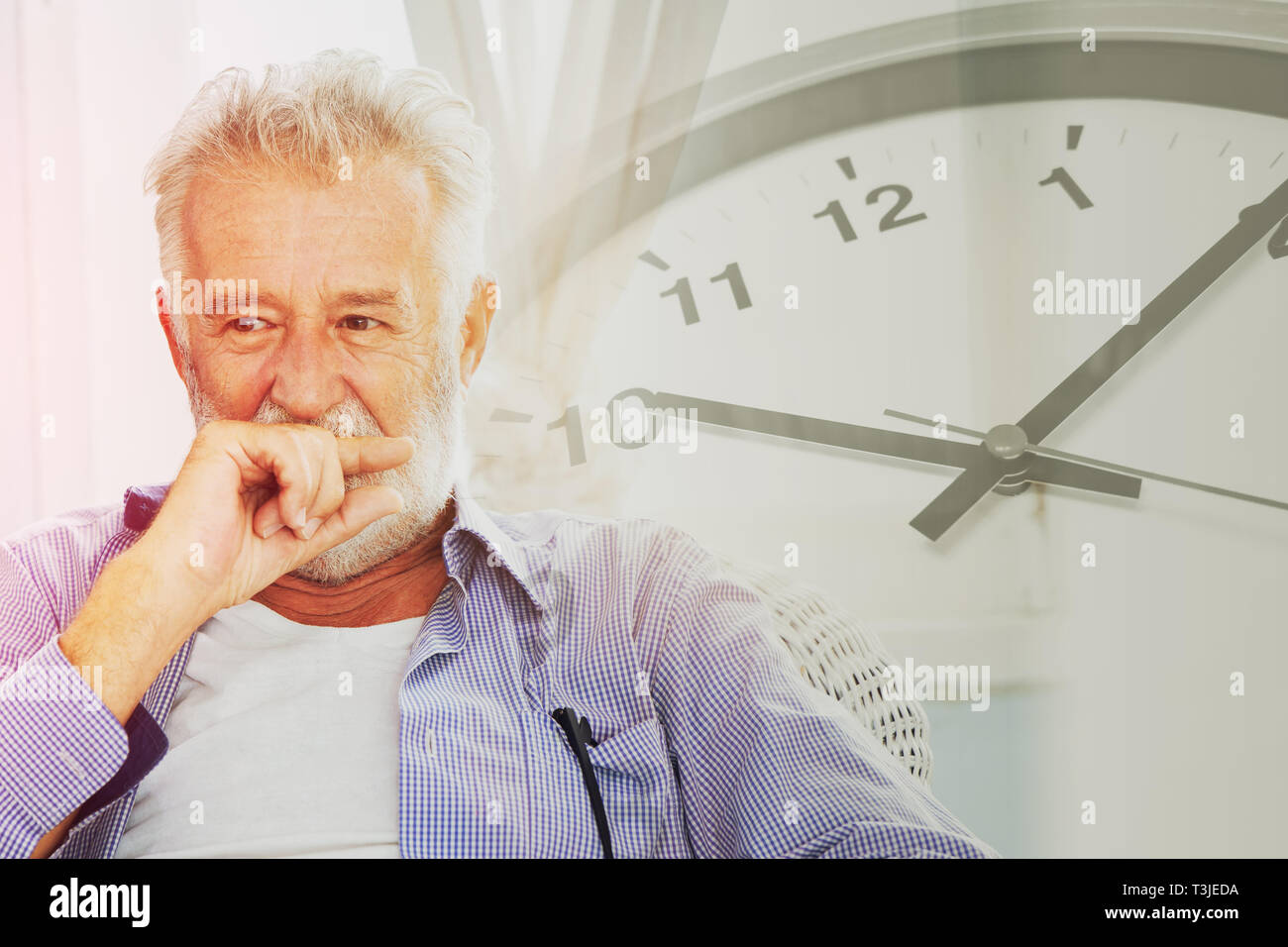 Elder denken mit mal Uhr Hintergrund für das Leben der Zeit vergehen Speicherkonzept Stockfoto