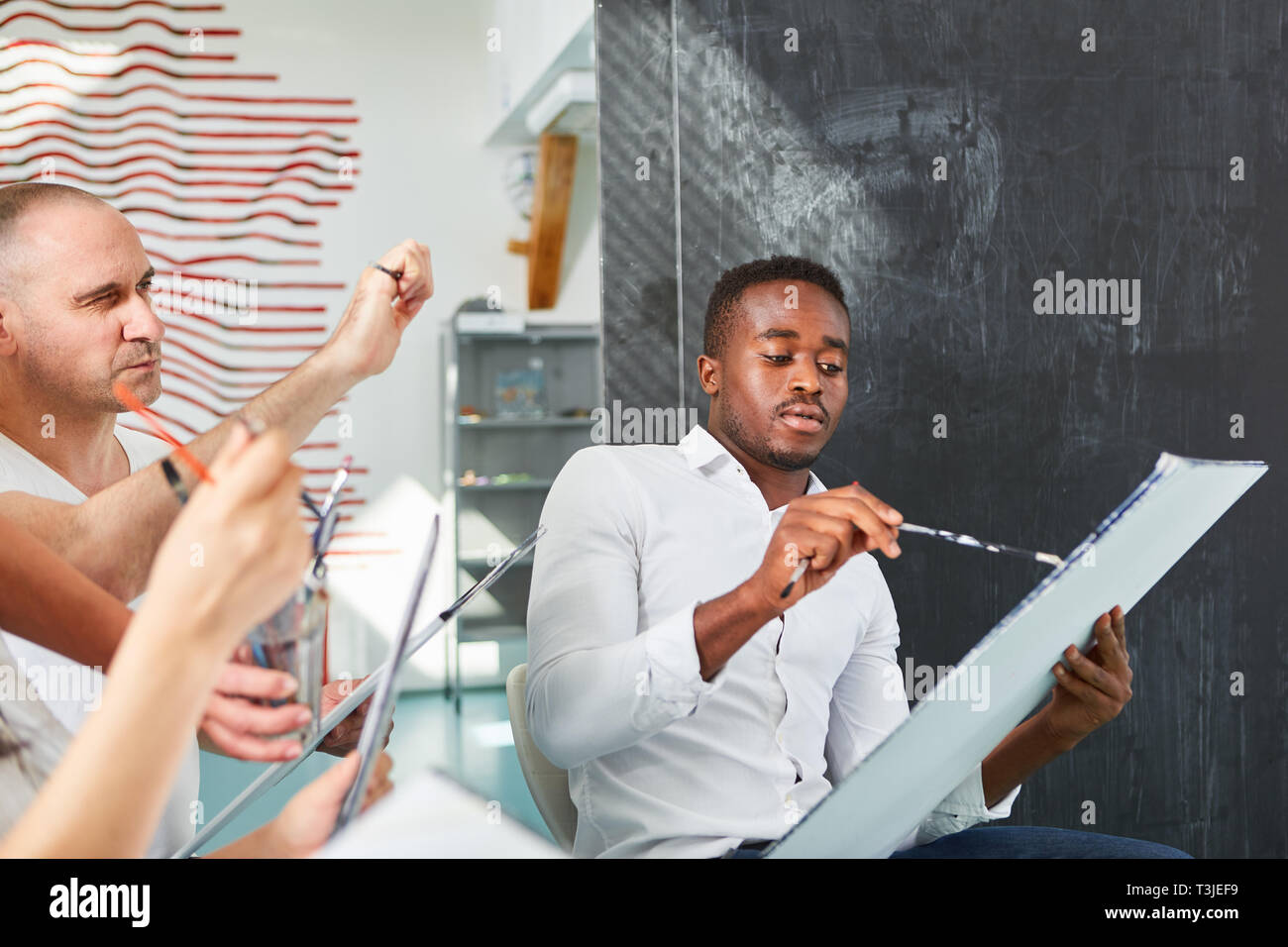 Afrikanische Kunst Student lernt in einem Workshop an der Kunstakademie zu malen Stockfoto