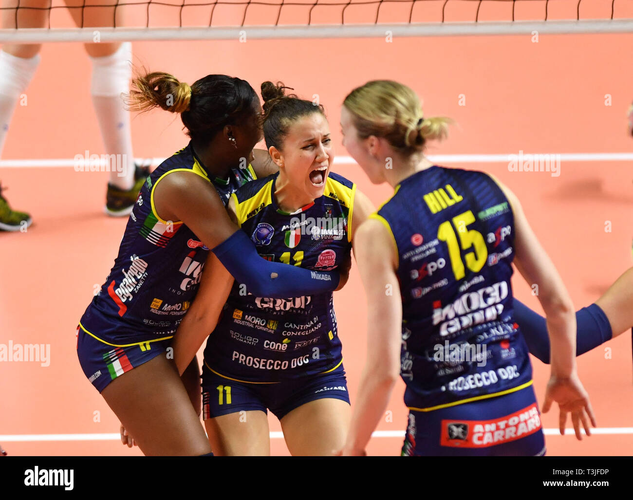 Istanbul, Türkei. 9 Apr, 2019. Spieler von Conegliano feiern nach der zweiten Runde der 2019 CEV Volleyball Champions League Halbfinale zwischen Imoco Volley Conegliano von Italien und Fenerbahce Istanbul das Bbt der Türkei in Istanbul, Türkei, April 9, 2019. Conegliano gewann 3-0 und zu den Endrunden erweitert. Credit: Xu Suhui/Xinhua/Alamy leben Nachrichten Stockfoto