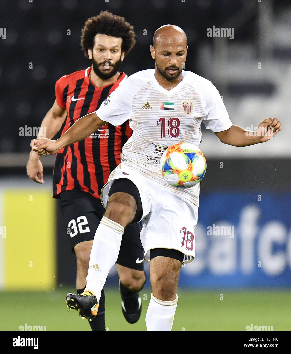 Doha, Katar. 9 Apr, 2019. Ahmed Ali (R) von Al Wahda FSCC Mias mit Ahmed El Sayed Al Rayyan SC während der AFC asiatische Champions League Gruppe B Übereinstimmung zwischen Katar und den Vereinigten Arabischen Emiraten Al Rayyan SC's Al Wahda FSCC an Jassim Bin Hamad Stadion in Doha, Hauptstadt von Katar, 9. April 2019. Al Wahda gewann 2-1. Credit: Nikku/Xinhua/Alamy leben Nachrichten Stockfoto