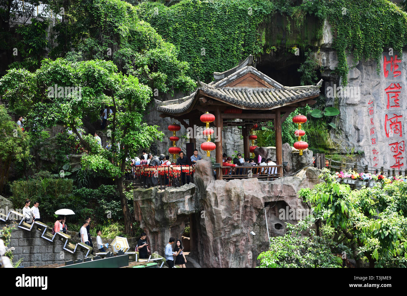 Chongqing, China. 30 Apr, 2018. Menschen besuchen die Höhle Hongya scenic Spot in Chongqing, im Südwesten von China, 30. April 2018. Chongqing, eine Stadt auf dem Hügel gelegen, ist für seine stereoskopische Landschaften bekannt. Credit: Wang Quanchao/Xinhua/Alamy leben Nachrichten Stockfoto