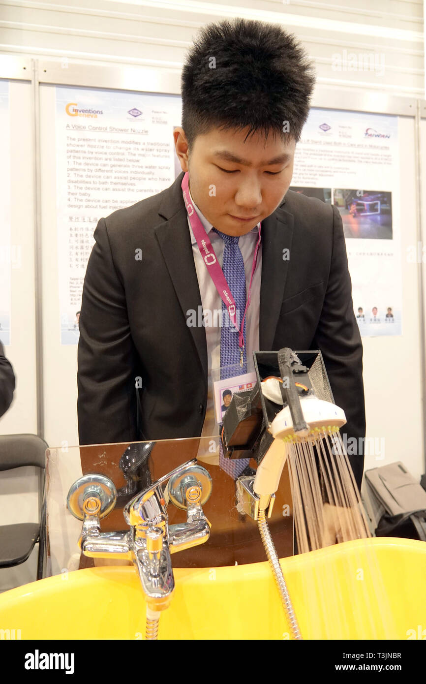 Genf, Schweiz. 10 Apr, 2019. Taiwanesische Studenten präsentieren ihre Dusche auf dem Genfer Erfindermesse, welche Schalter ein- und ausschalten auf Nachfrage. (Dpa howers auf Abruf - faire Erfindermesse in Genf zeigt nützliche Dinge im Alltag") Credit: Christiane Oelrich/dpa/Alamy leben Nachrichten Stockfoto