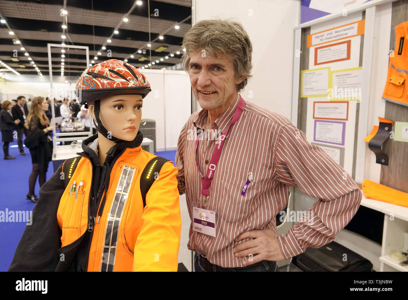 Genf, Schweiz. 10 Apr, 2019. Reinhold Kett aus dem Landkreis Dachau in der Nähe von München präsentiert seine Warnweste für Radfahrer Auf dem Genfer Erfindermesse. Sowohl Kinder als auch Erwachsene können aktivieren Sie Signale für das Ausschalten auf der Weste über ein Steuermodul am Lenker drehen. (Dpa howers auf Abruf - faire Erfindermesse in Genf zeigt nützliche Dinge im Alltag") Credit: Christiane Oelrich/dpa/Alamy leben Nachrichten Stockfoto