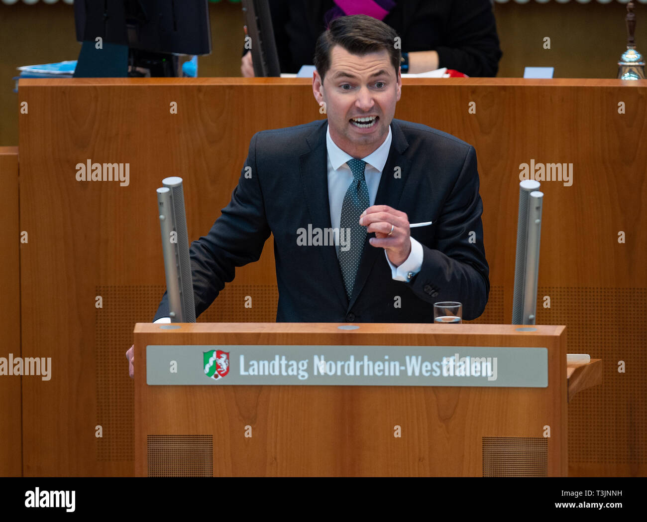 10 April 2019, Nordrhein-Westfalen, Düsseldorf: Fabian Schrumpf (CDU), Mitglied des Landtags von Nordrhein-Westfalen, wird während der Debatte im Landtag sprechen in einer aktuellen Stunde auf Antrag der Fraktion der Grünen auf den Wohnungsbau. Letztes Wochenende, viele Menschen in NRW nahm auch auf die Straßen aus Wut über ständig steigende Mieten. Die Zahl der neu gebauten Wohnungen und Preis-Wohnungsbau' weit unter der Nachfrage', die Gruenen kritisieren. Gleichzeitig werden jedes Jahr Tausende von Wohnungen fiel aus der sozialen Bindung. Foto: Guido Kirchner/dpa Stockfoto