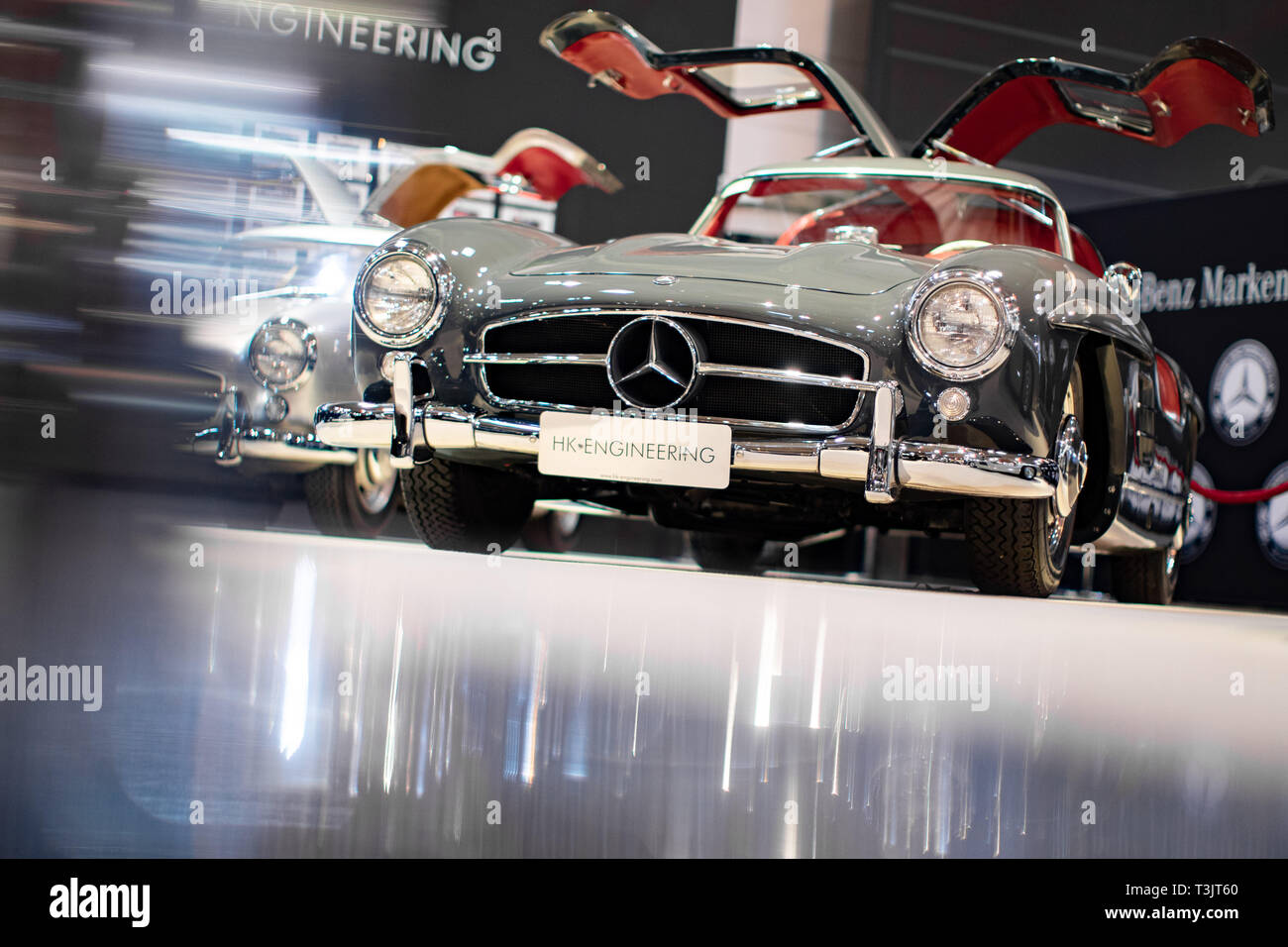 Essen, Deutschland. 10 Apr, 2019. Ein Mercedes-Benz 300 SL Coupé von 1955 ist auf der Techno Classica für Oldtimer und Youngtimer. Die Messe findet vom 10. bis 14. April. Credit: Marcel Kusch/dpa/Alamy leben Nachrichten Stockfoto