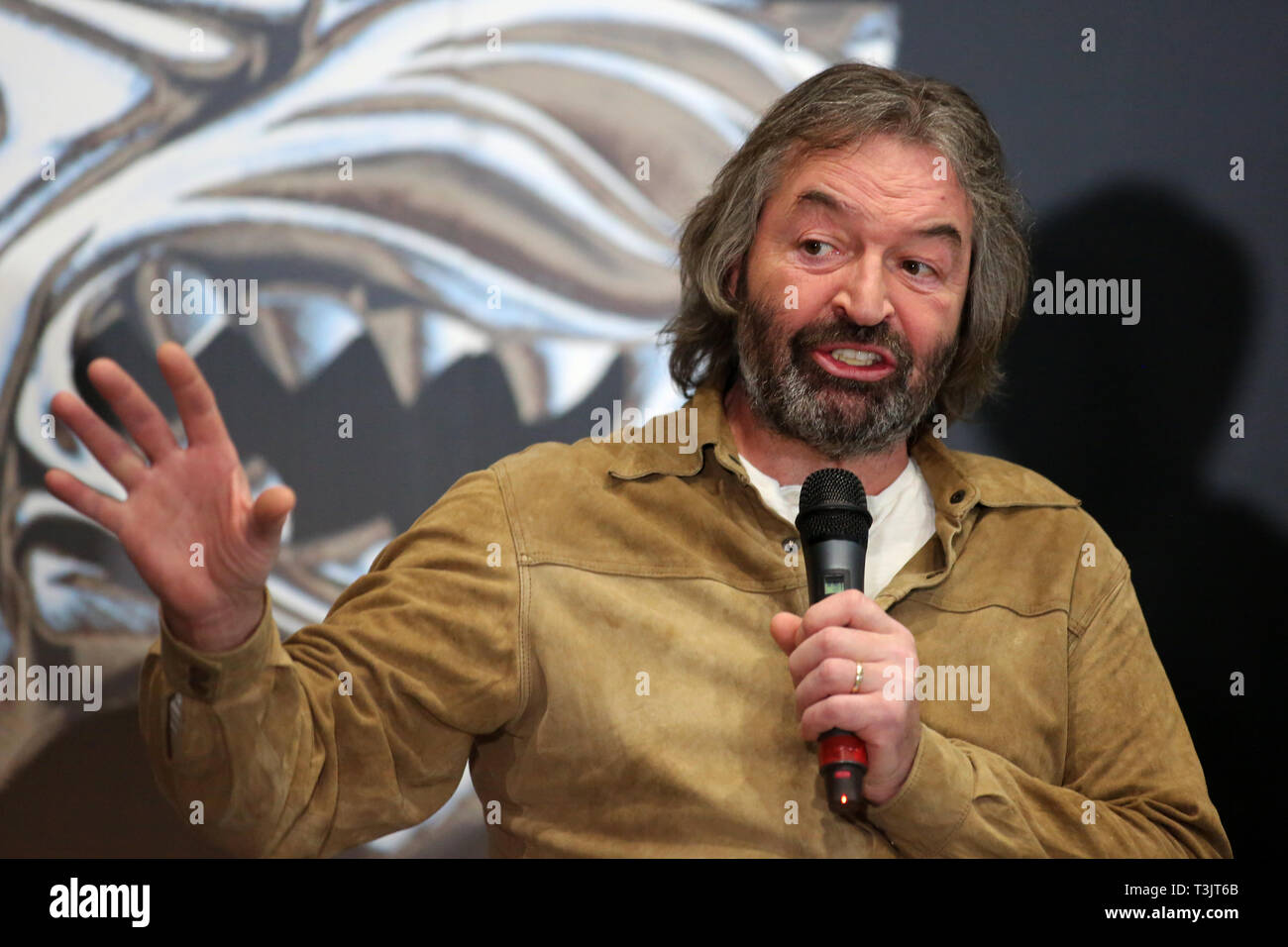 Belfast, UK. 10. Apr 2019. Ian Beattie, Nordirischer Schauspieler von Spiel der Throne spricht mit den Medien bei der Eröffnung des Spiel der Throne Wanderausstellung in Belfast, Mittwoch, 10. April 2019. Die mit Spannung erwartete Ausstellung für die Öffentlichkeit geöffnet von April werden 11. bis 1. September 2019. Besucher können die Einstellungen zu erkunden und authentische Artefakte aus einer Reihe von Szenen anzeigen. Credit: Paul McErlane/Alamy leben Nachrichten Stockfoto