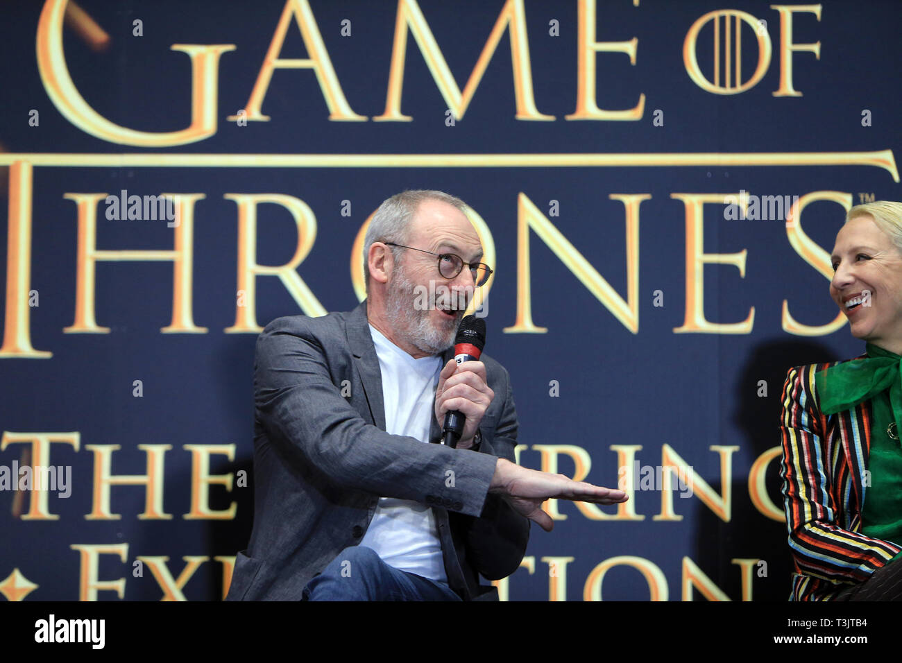 Belfast, UK. 10. Apr 2019. Liam Cunningham, Schauspieler (rechts) Witze mit Michele Clapton (rechts) preisgekrönte Kostümbildnerin, beim Sprechen mit den Medien über die Eröffnung des Spiel der Throne Wanderausstellung in Belfast. Die mit Spannung erwartete Ausstellung für die Öffentlichkeit zugänglich wird ab April 11. bis 1. September 2019. Besucher können die Einstellungen zu erkunden und authentische Artefakte aus einer Reihe von Szenen anzeigen. Credit: Paul McErlane/Alamy leben Nachrichten Stockfoto