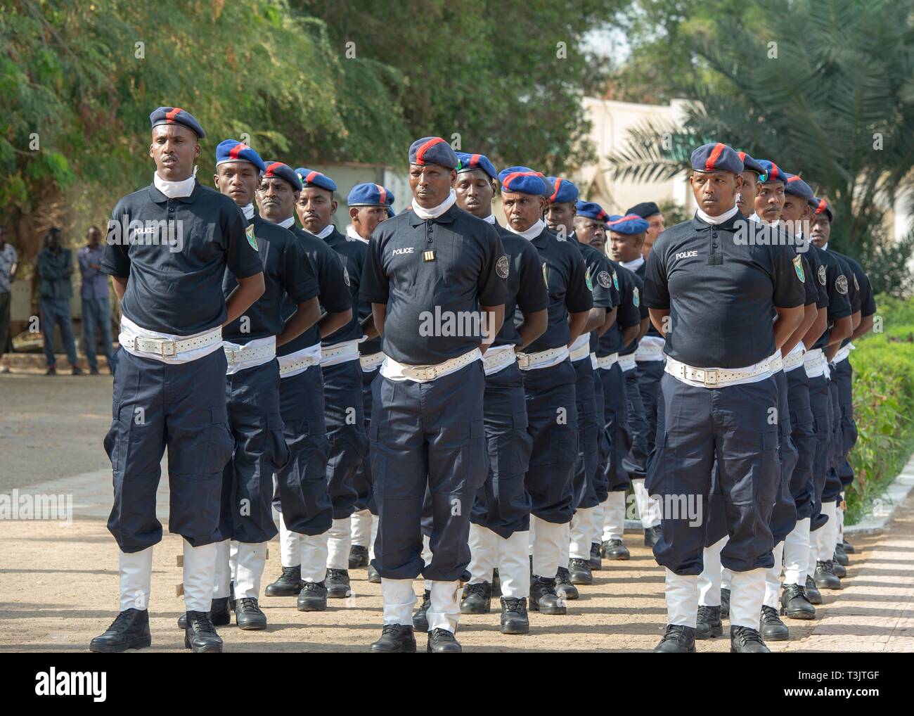 Stadt Dschibuti Dschibuti. 09 April, 2019. Somalischer Polizisten stehen in der Ausbildung während der abschlusszeremonie an der Polizeiakademie Dschibuti April 9, 2019 in Djibouti, Dschibuti. Credit: Planetpix/Alamy leben Nachrichten Stockfoto