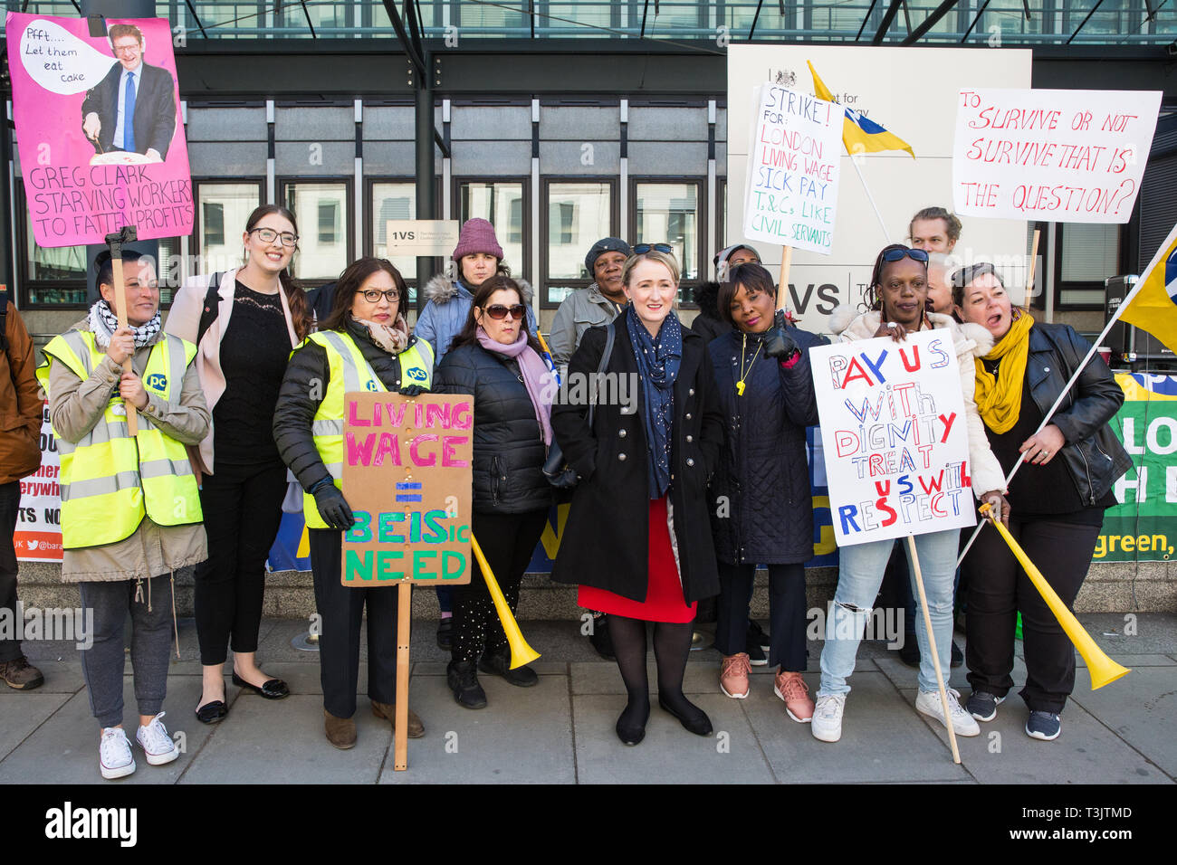 London, Großbritannien. 10. April 2019. Rebecca Long-Bailey, Schatten Staatssekretär für Wirtschaft Energie & Industrie Strategie, und Laura Pidcock, Shadow Minister für Wirtschaft, Energie und industrielle Strategie, melden Sie ausgelagerte Arbeitnehmer im Öffentlichen & Commercial Services (PCS) Union auf einem Streikposten außerhalb ihrer Arbeit im Ministerium für Wirtschaft, Energie und industrielle Strategie Expositionsindizes (BEI) während des Streiks eine echte, lebende Lohn von 10 £ zu verlangen. Credit: Mark Kerrison/Alamy leben Nachrichten Stockfoto