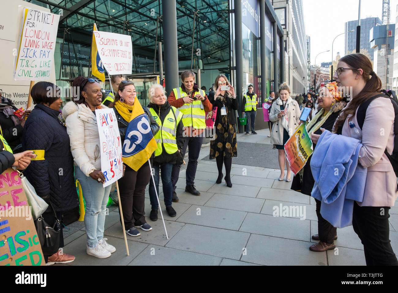 London, Großbritannien. 10. April 2019. Laura Pidcock, Shadow Minister für Wirtschaft Energie & industrielle Strategie, Adressen ausgelagerte Arbeitnehmer im Öffentlichen & Commercial Services (PCS) Union auf einem Streikposten außerhalb ihrer Arbeit im Ministerium für Wirtschaft, Energie und industrielle Strategie Expositionsindizes (BEI) während des Streiks eine echte, lebende Lohn von £ 10,55 pro Stunde (der Existenzlohn Foundation London's Living Wage) und Bedingungen vergleichbar mit Beamten, die in der gleichen Abteilung arbeiten zu verlangen. Credit: Mark Kerrison/Alamy leben Nachrichten Stockfoto