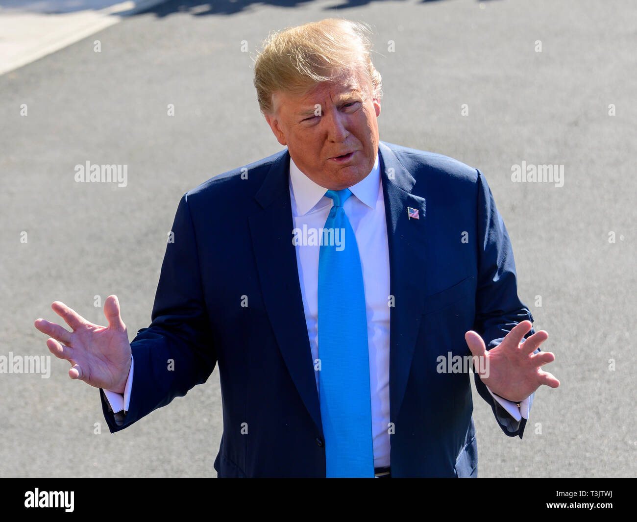 Washington DC, USA. 10 Apr, 2019. Präsidenten der Vereinigten Staaten Donald J. Trumpf macht Bemerkungen und Fragen der Medien, als er fährt im Süden Rasen des Weißen Hauses in Washington, DC für einen Tag voller Aktivitäten in San Antonio, Texas und Houston, Texas am 10. April 2019. Credit: Ron Sachs/CNP/MediaPunch Credit: MediaPunch Inc/Alamy leben Nachrichten Stockfoto