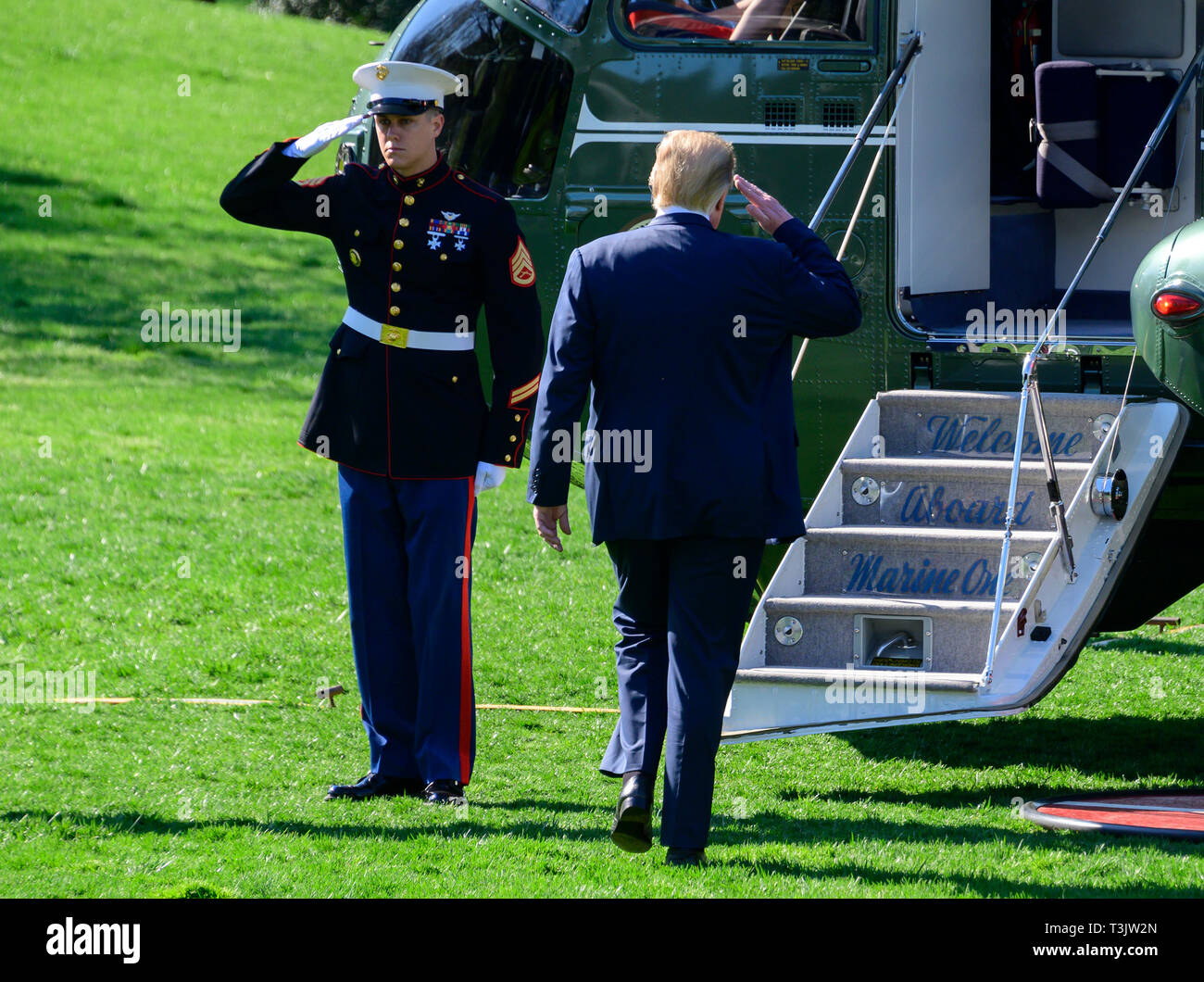 Präsidenten der Vereinigten Staaten Donald J. Trumpf begrüßt die Marine Guard, als er Boards Marine One nachdem Sie Anmerkungen und Fragen der Medien, als er fährt im Süden Rasen des Weißen Hauses in Washington, DC für einen Tag voller Aktivitäten in San Antonio, Texas und Houston, Texas am 10. April 2019. Credit: Ron Sachs/CNP | Verwendung weltweit Stockfoto