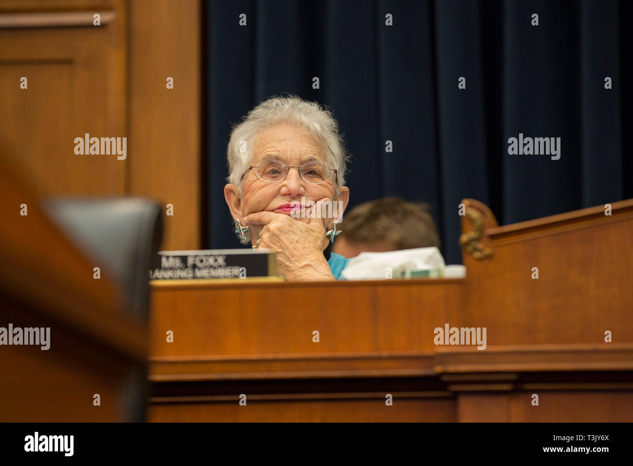 Washington DC, USA. 10 Apr, 2019. United States Vertreter Virginia Foxx (Republikaner von Nord-carolina) liefert eine Eröffnung vor Beginn der Außenminister der Vereinigten Staaten Bildung Betsy Devosí Zeugnis vor dem Haus Ausschuss für Bildung und Arbeit am 10. April 2019. Credit: Stefani Reynolds/CNP | Verwendung der weltweiten Kredit: dpa/Alamy leben Nachrichten Stockfoto