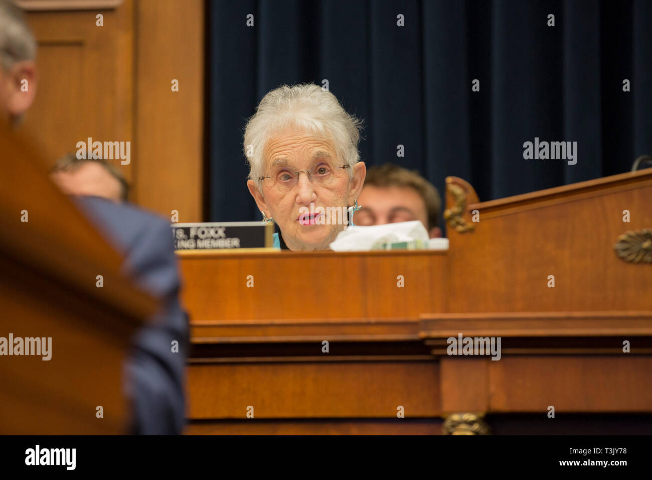 Washington DC, USA. 10 Apr, 2019. United States Vertreter Virginia Foxx (Republikaner von Nord-carolina) liefert eine Eröffnung vor Beginn der Außenminister der Vereinigten Staaten Bildung Betsy Devosí Zeugnis vor dem Haus Ausschuss für Bildung und Arbeit am 10. April 2019. Credit: Stefani Reynolds/CNP | Verwendung der weltweiten Kredit: dpa/Alamy leben Nachrichten Stockfoto
