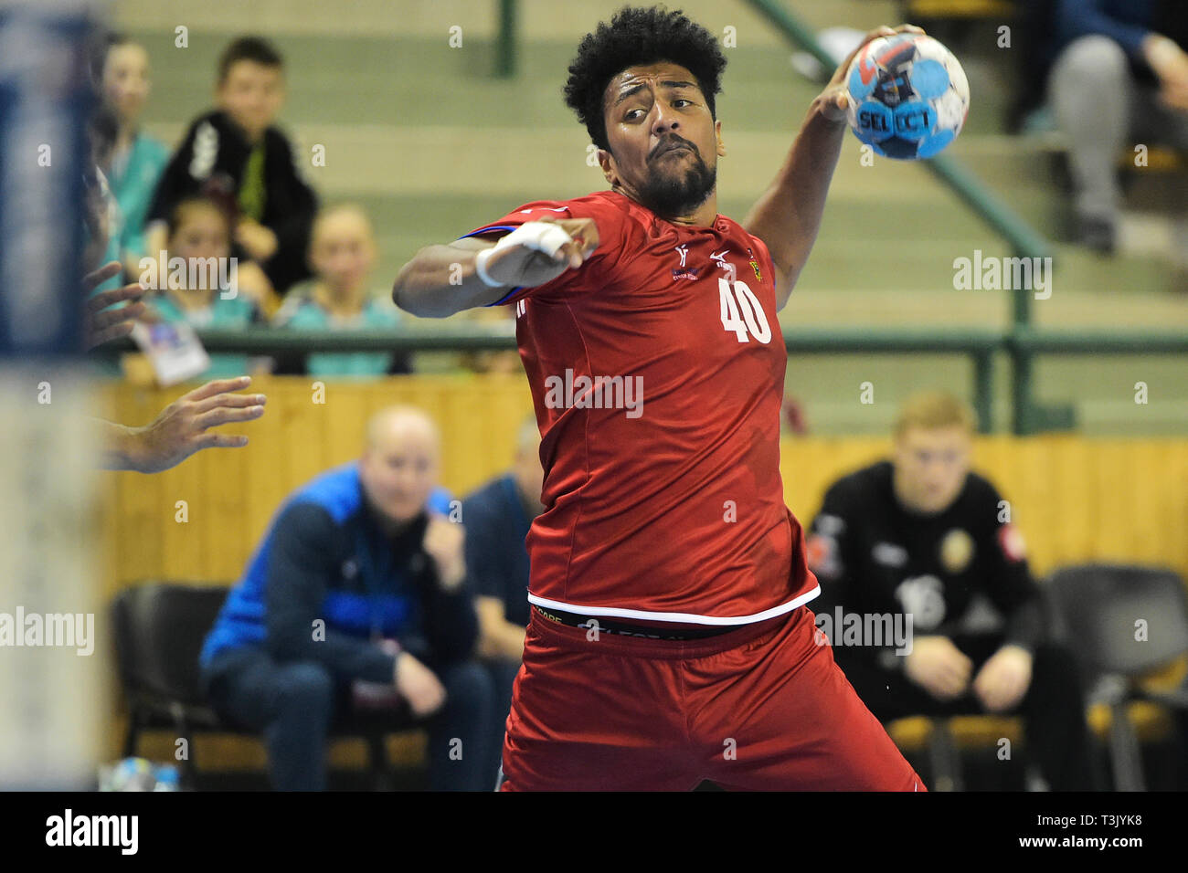 Pilsen, Tschechische Republik. 10 Apr, 2019. Dieudonne Mubenzem der Tschechischen Republik in Aktion während der Handball qualifier Match für die Europameisterschaft 2020 Tschechien vs Belarus in Pilsner, Tschechische Republik, 10. April 2019. Credit: Miroslav Chaloupka/CTK Photo/Alamy leben Nachrichten Stockfoto